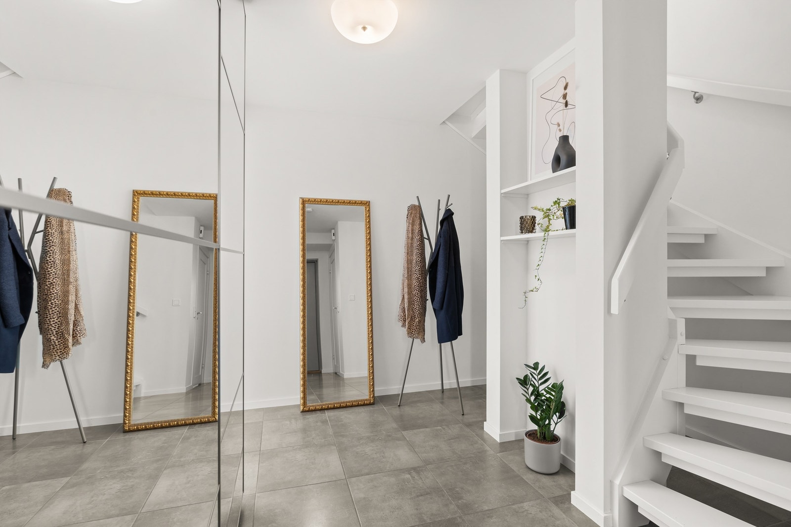 Romslig entré med skyvedørsgarderobe. Galleribilde