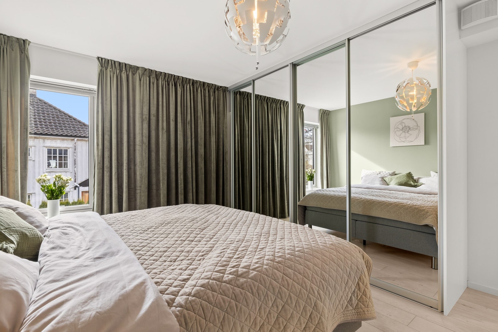 God garderobeplass på hovedsoveromet Galleribilde