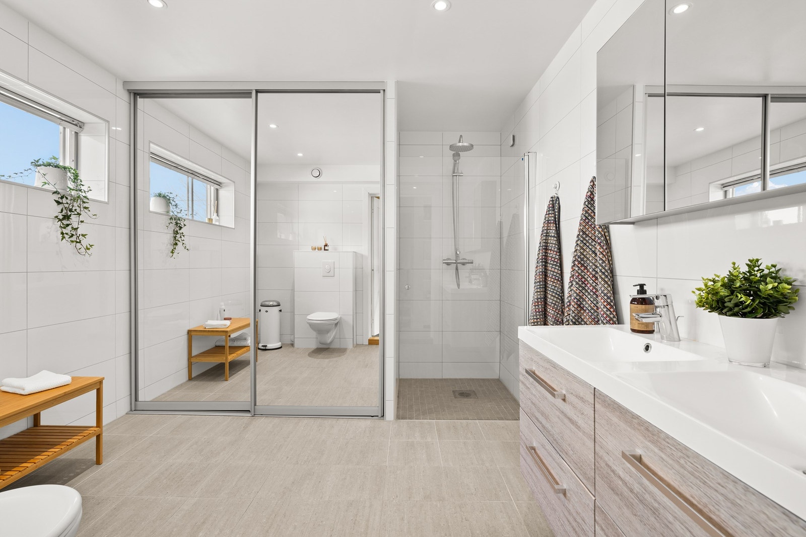 Praktisk dusjnisje på hovedbadet Galleribilde