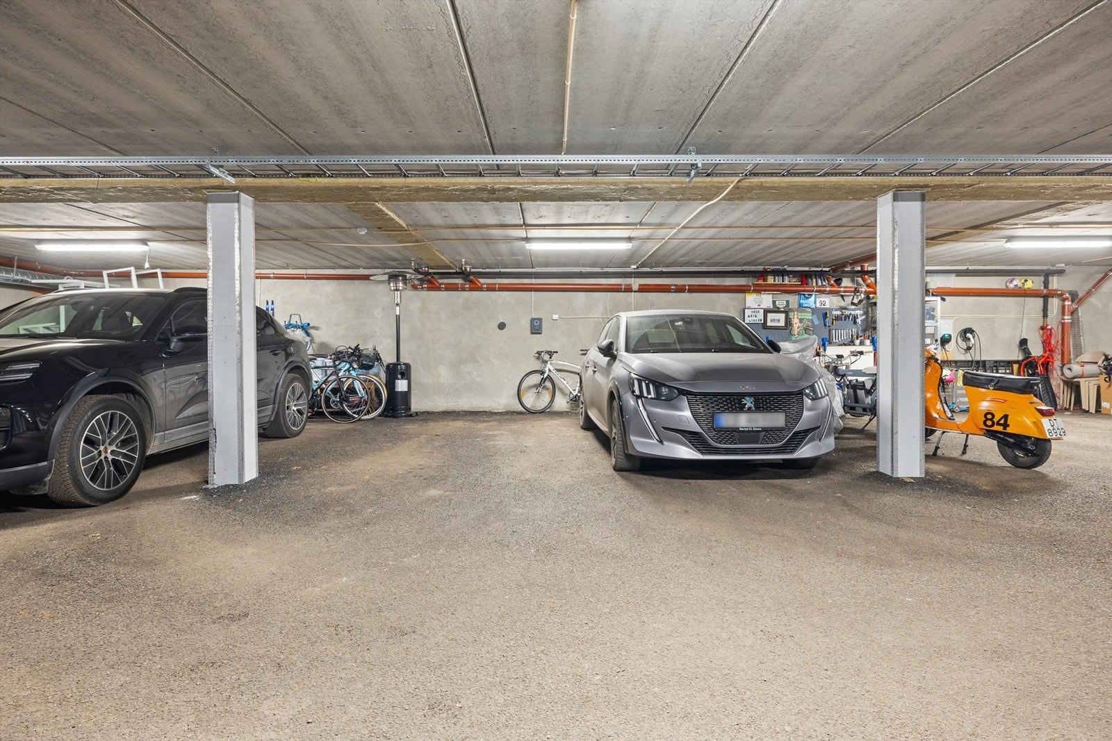 Dobbel garasjeplass i felles anlegg. El-bil lader på en plass. Det er i tillegg sportsbod i garasjekjelleren. Galleribilde