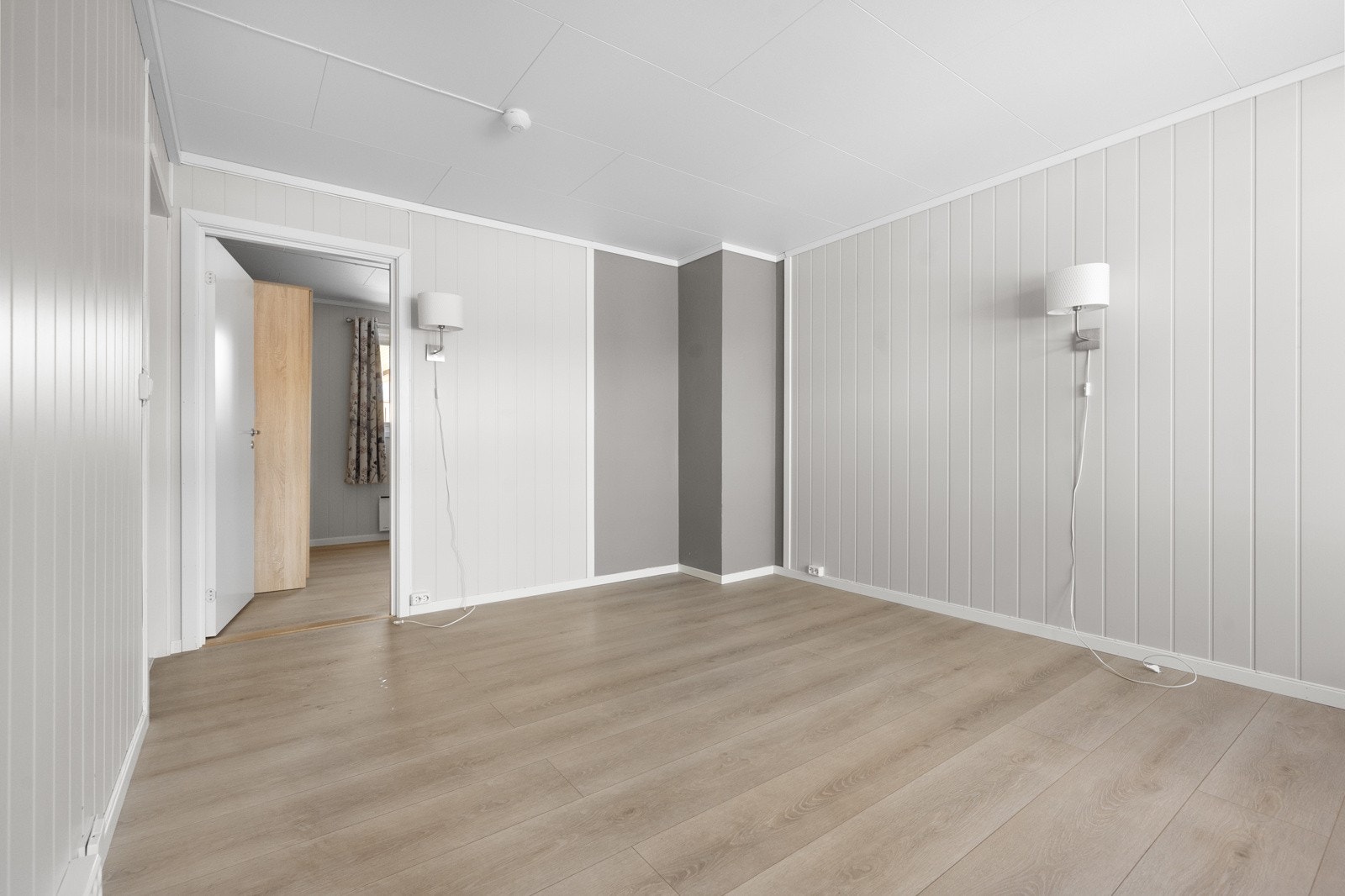 Romslig stue med plass til spisestue. Galleribilde