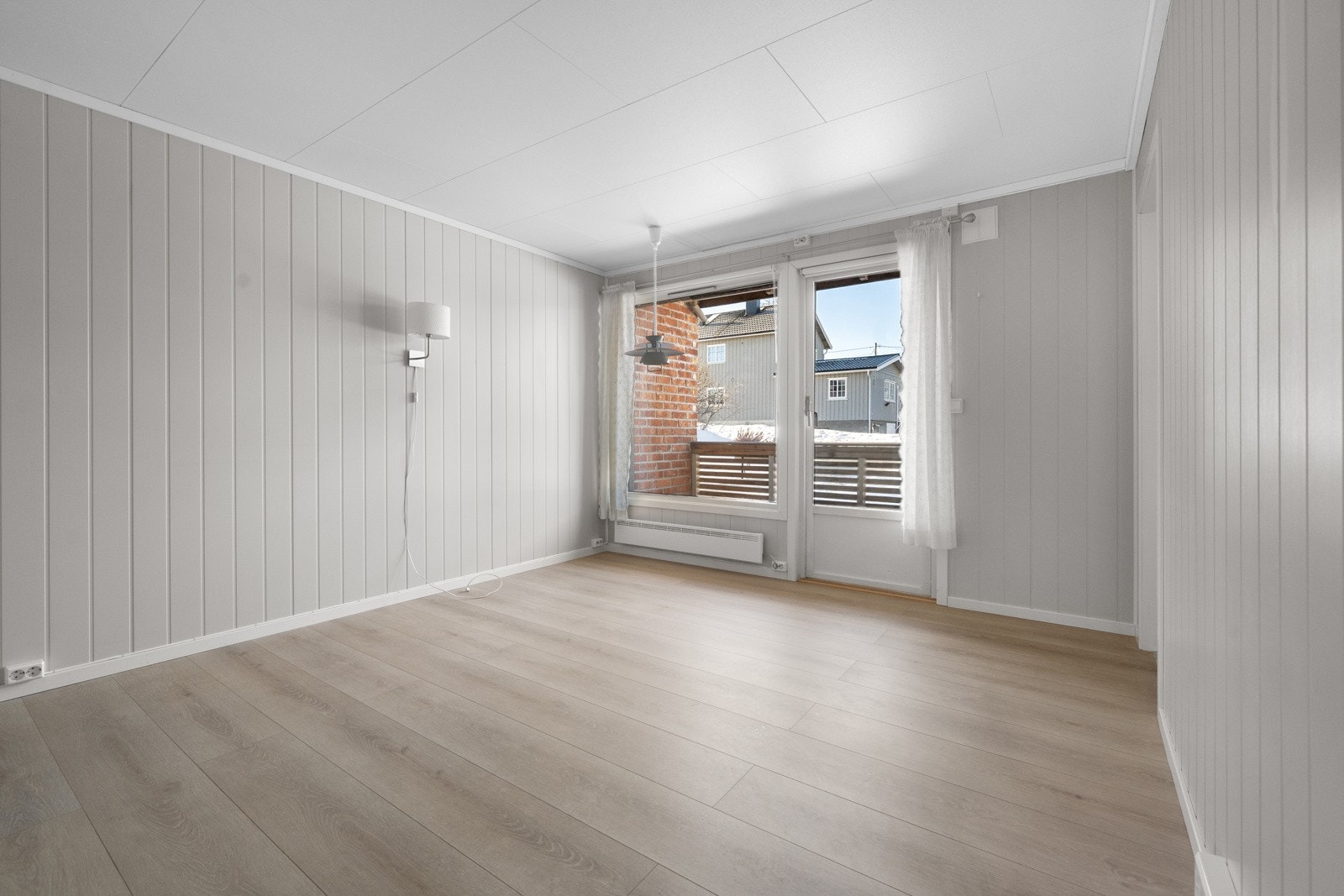 Utgang til balkong fra stuen. Galleribilde