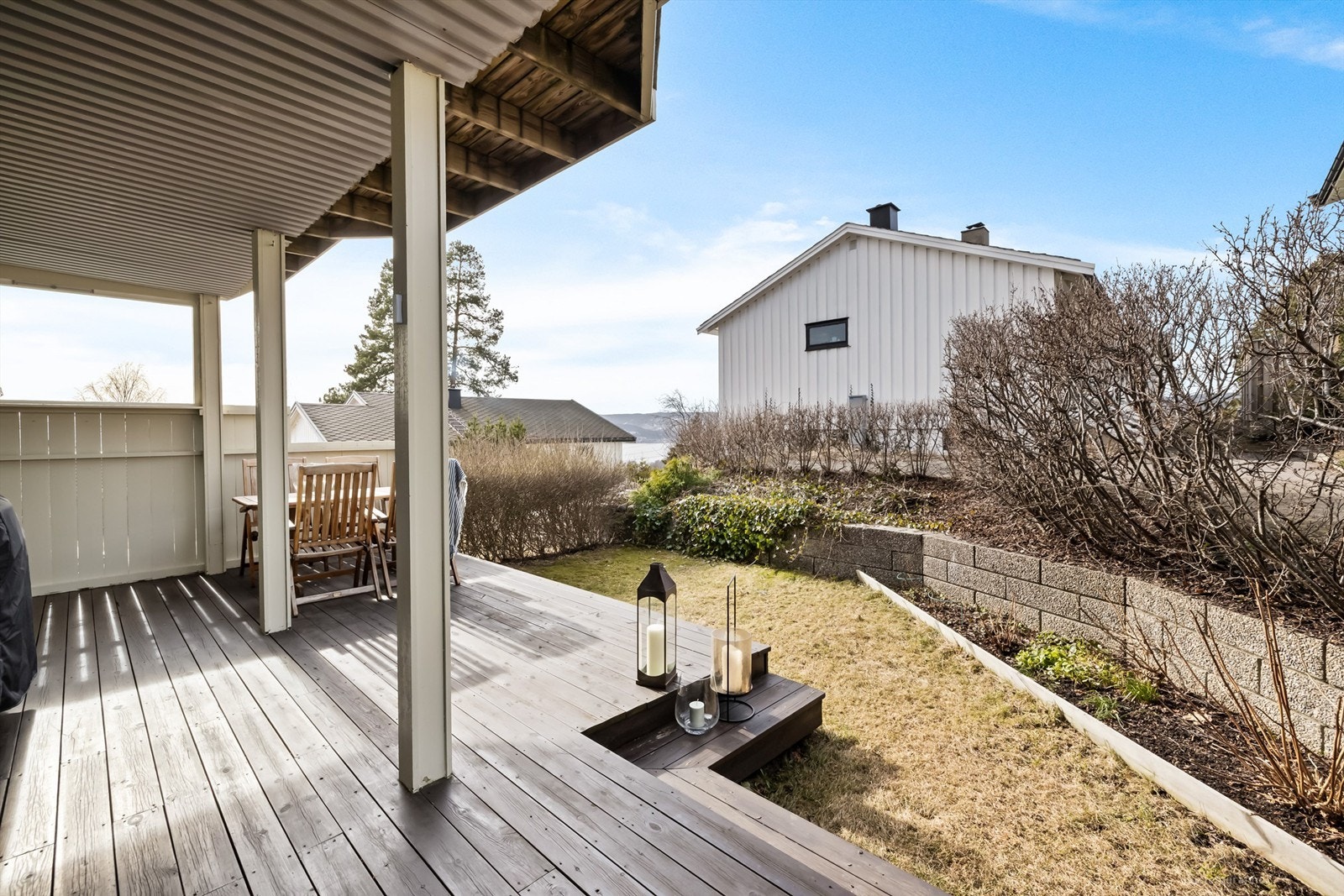 Delvis overbygget vestvendt terrasse på ca. 25 kvm med utvendig belysning og strømuttak Galleribilde