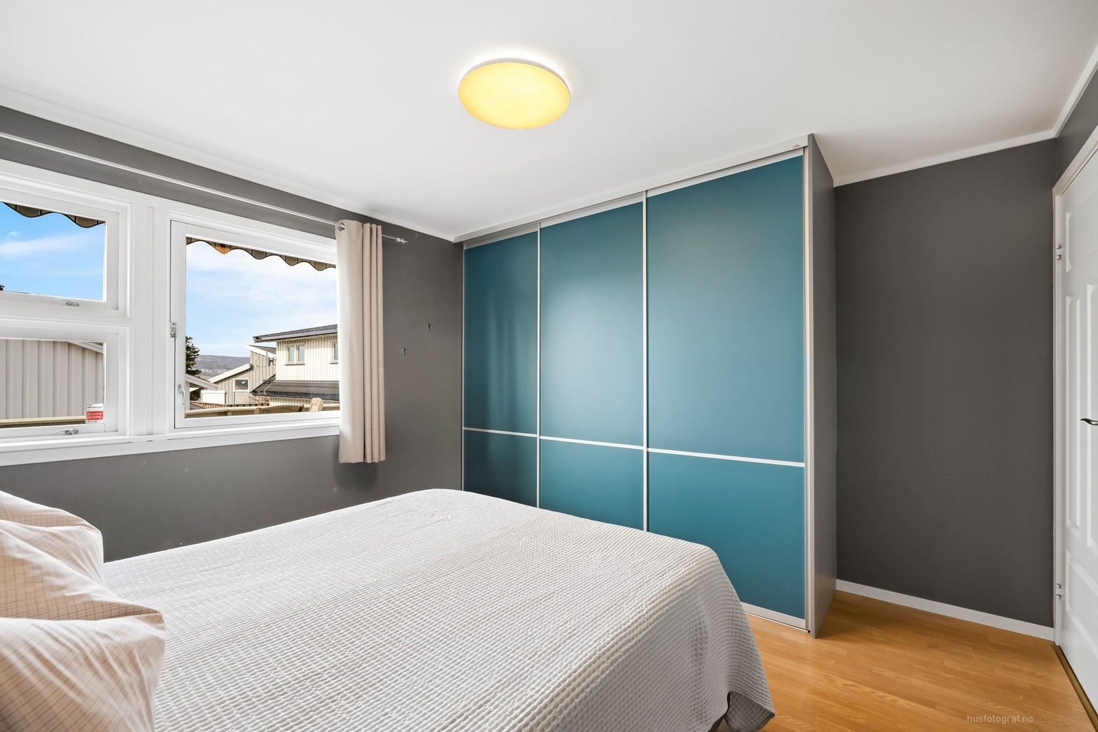 Soverom 1 (hovedsoverom) med plassbygget skyvedørsgarderobe i profilert og farget utførelse fra 2020 Galleribilde
