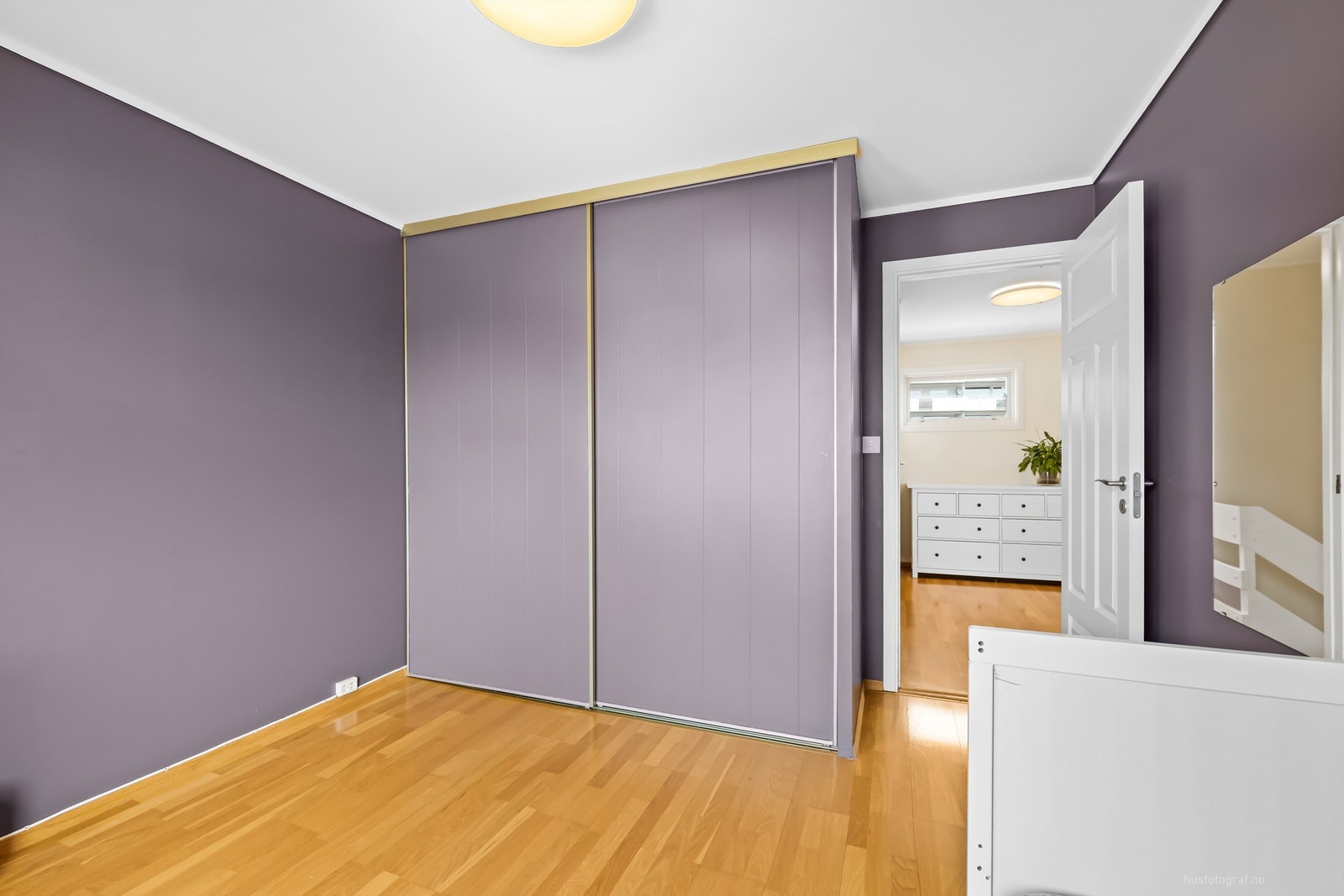 Soverom 2 med plassbygget skyvedørsgarderobe i profilert og farget utførelse Galleribilde