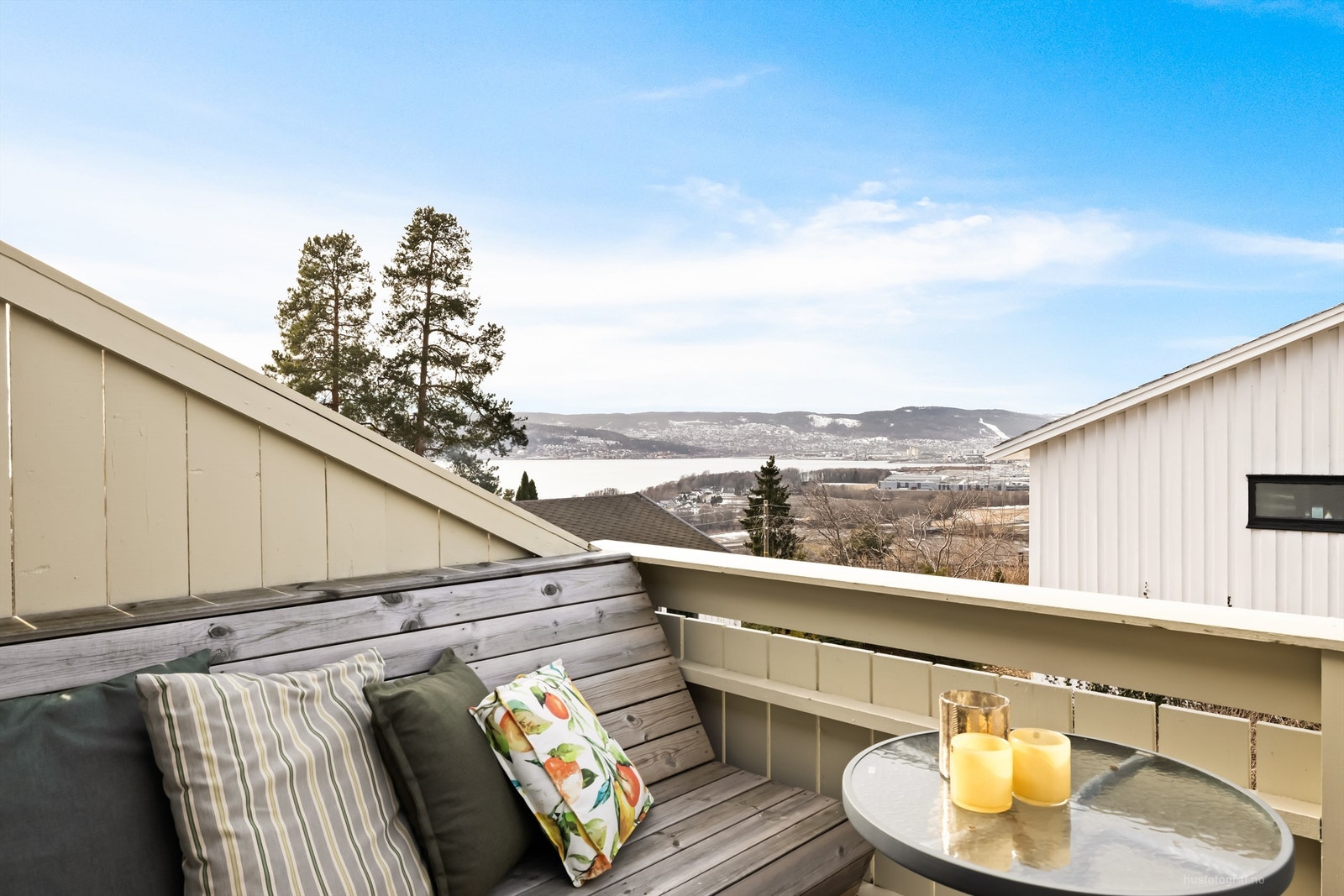 Fin utsikt mot fjorden fra verandaen Galleribilde