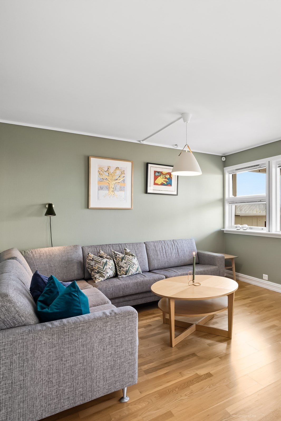 Store vindusflater som gir godt med lysinnslipp Galleribilde