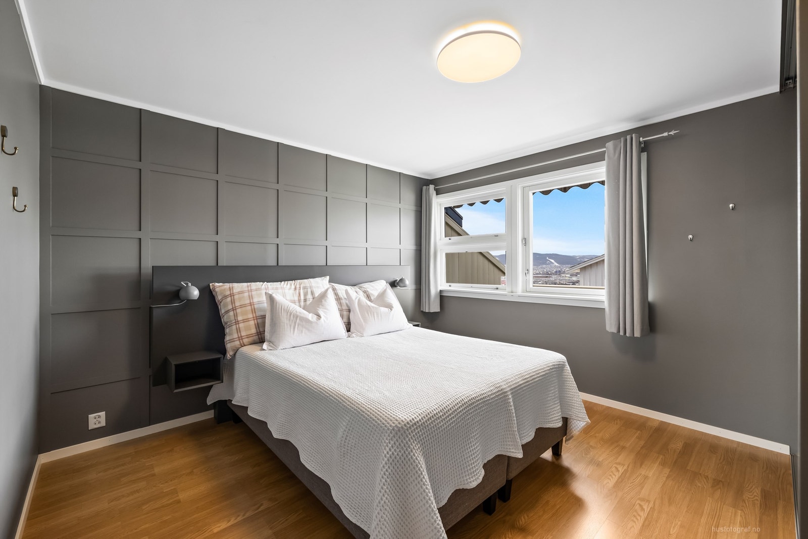 Soverom 1 (hovedsoverom) - Malt vegger samt himling og bygd gavlvegg i 2020 Galleribilde