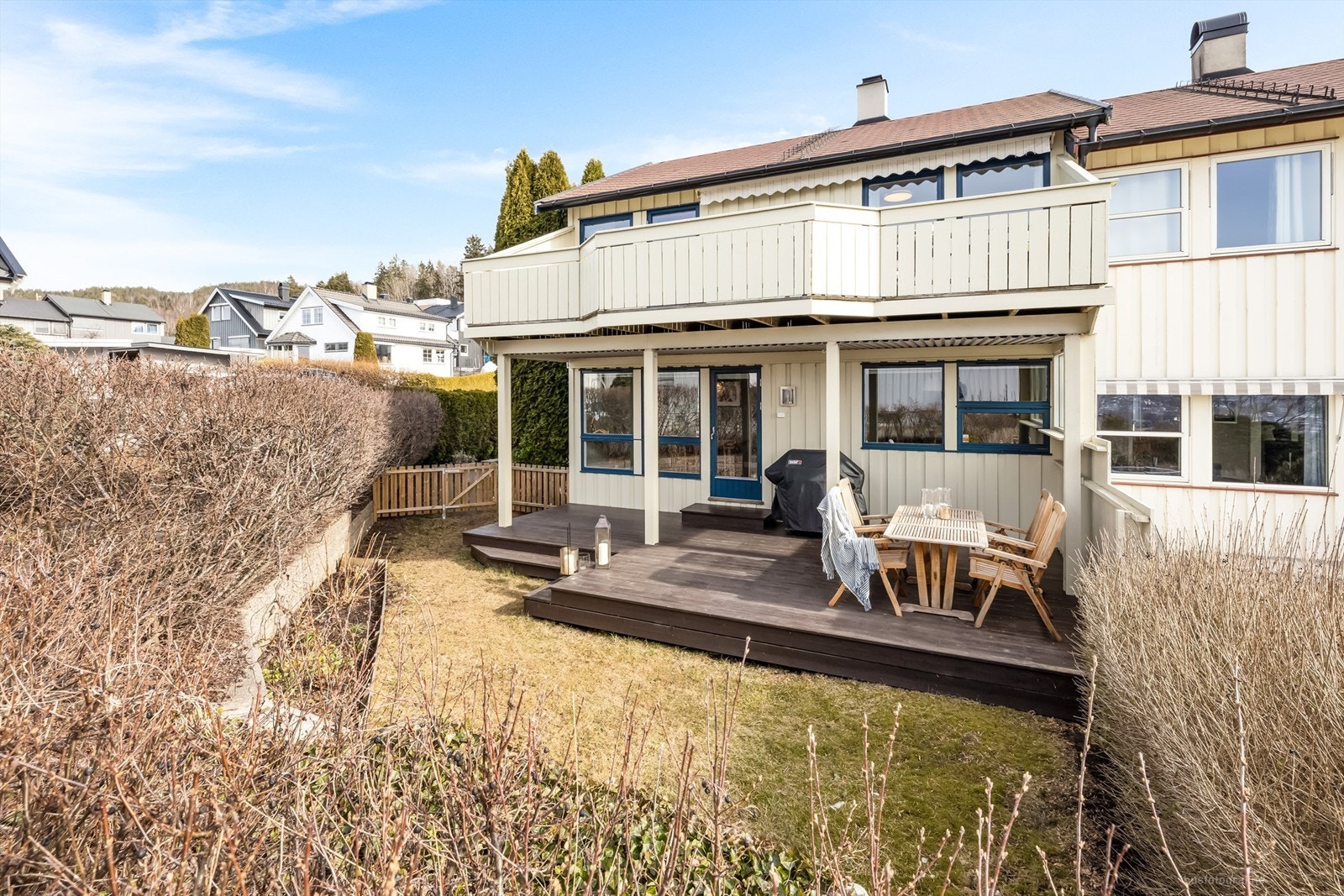 Terrassen og hagen har en lun plassering samt er skjermet med hekk og levegger Galleribilde