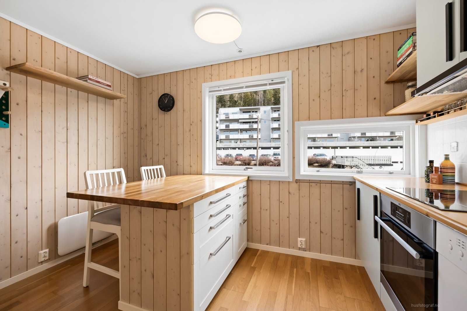 Praktisk IKEA kjøkkenhalvøy med benkeplate av heltre eik (2020) med barløsning og underskap Galleribilde