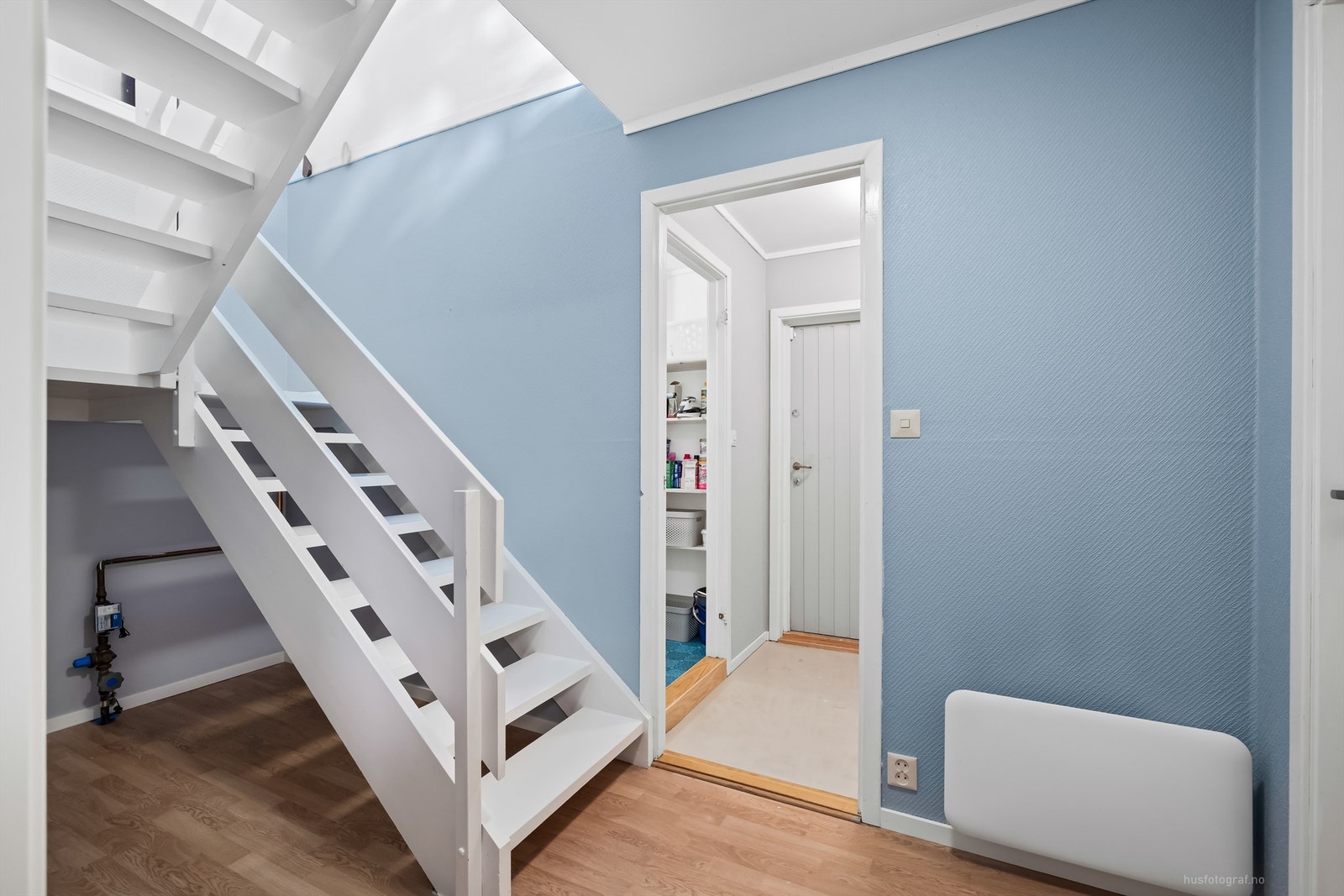 Gang i kjeller - Malt rommet og nedre del av trapp i 2022 Galleribilde