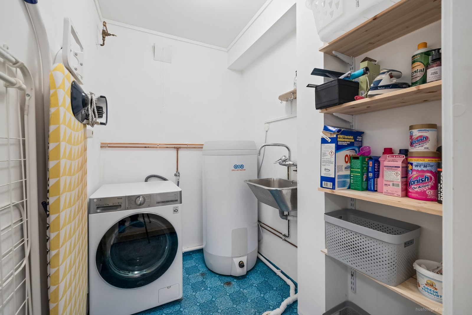 Praktisk vaskerom med vegghengt utslagsvask Galleribilde