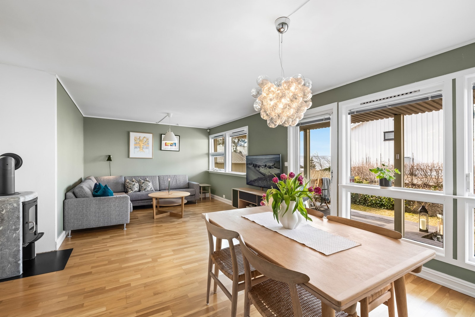 Stue med sofaområde og spiseplass Galleribilde