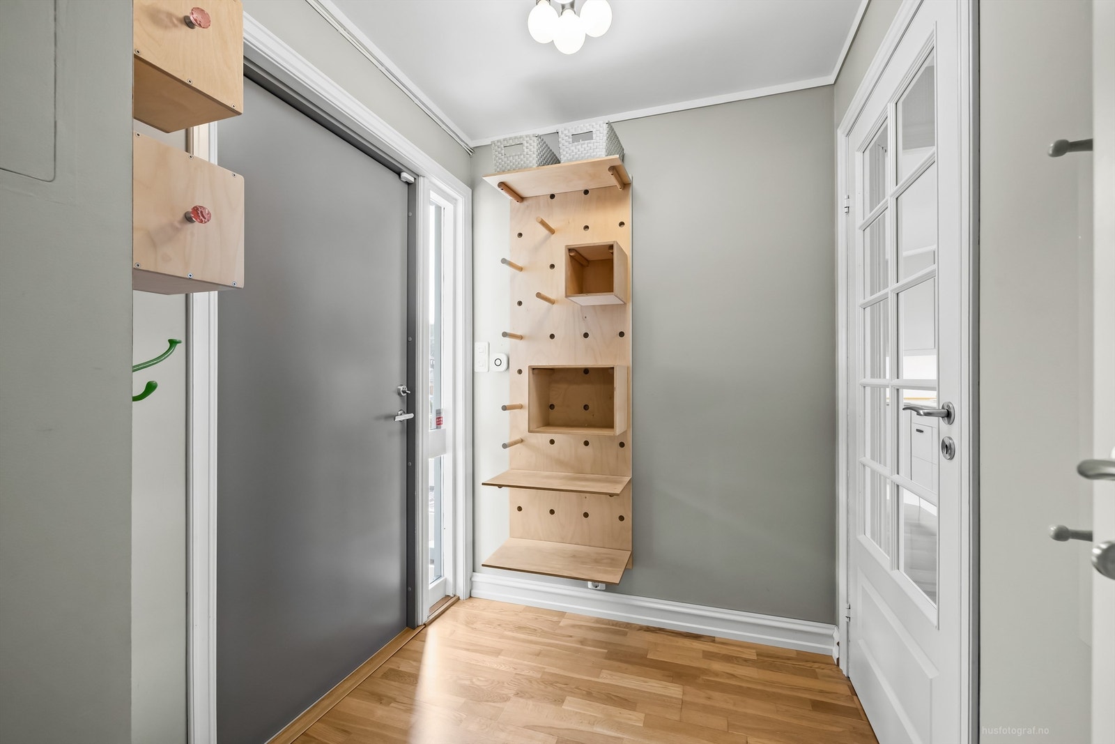 Entré med parkett på gulv, malte vegger og malt himling Galleribilde