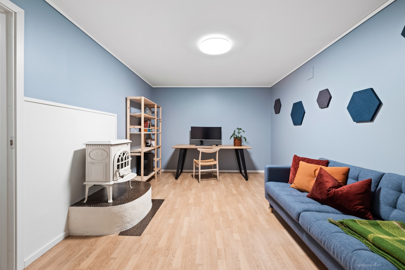 Innredet kjellerstue med sofaområde og kontorplass - Rommet er ikke godkjent for varig opphold Galleribilde