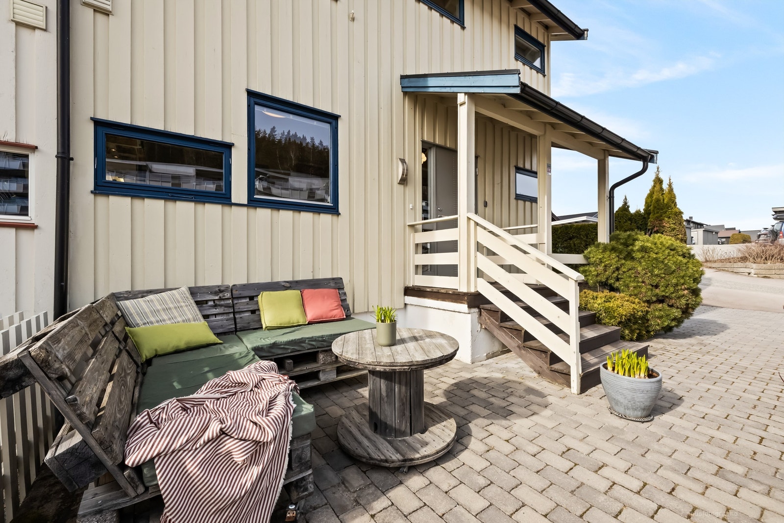 Utvendig trappeadkomst til boligens overbygde inngangsparti på ca. 2 kvm i 1. etasje Galleribilde