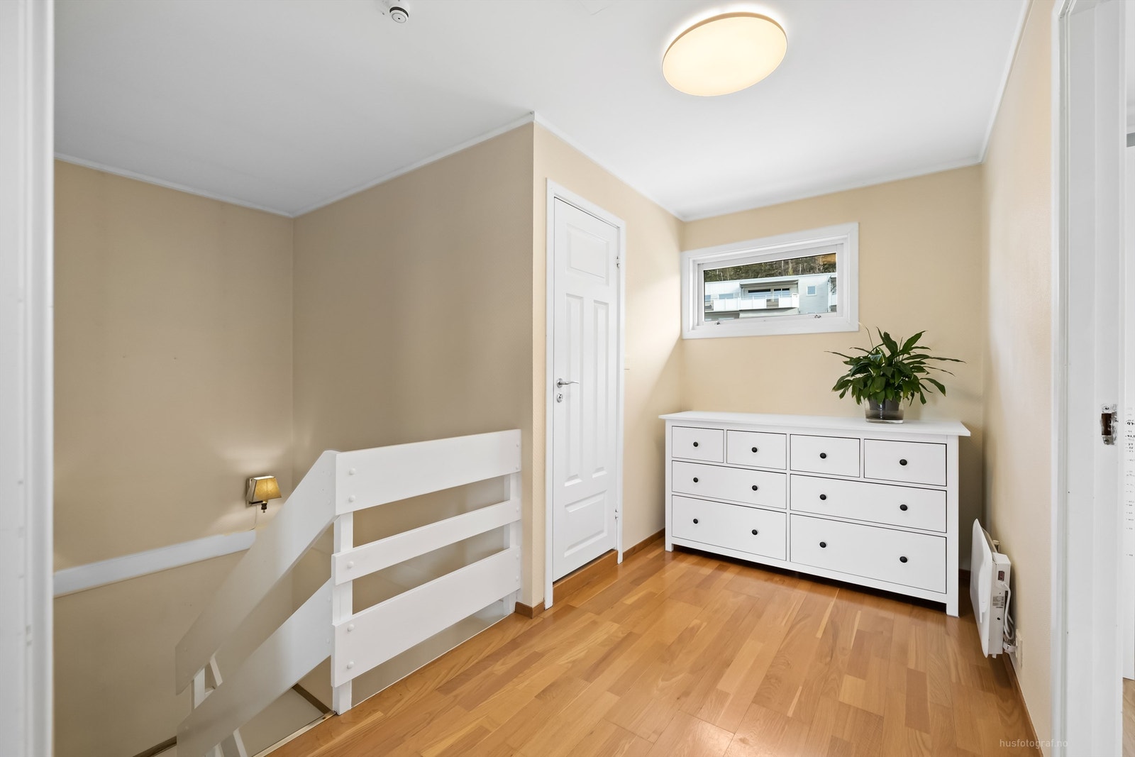 Gang med parkett på gulv, malte vegger og malt himling Galleribilde