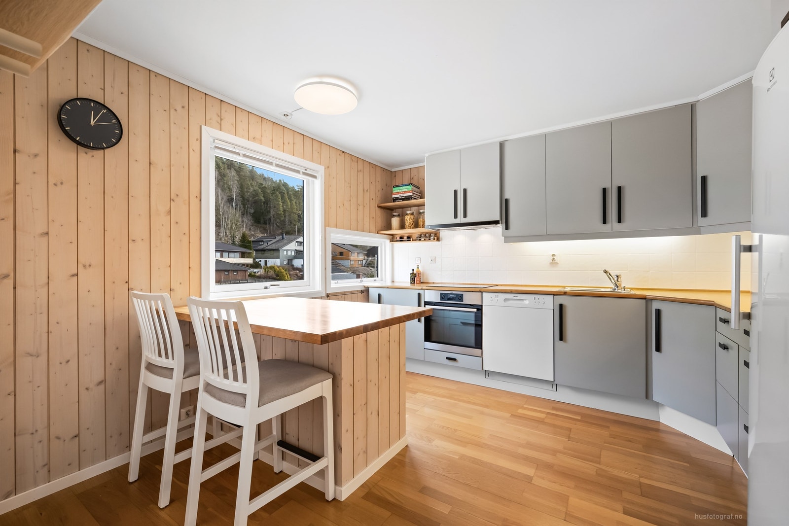 Pent kjøkken med delvis integrerte hvitevarer fra 2018-2022 Galleribilde