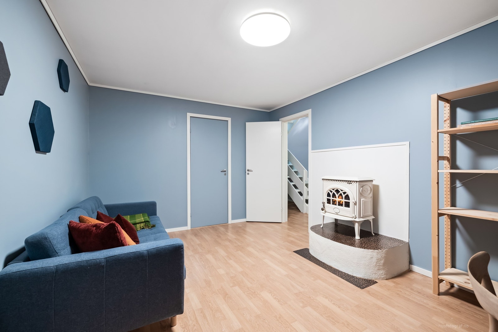 Innredet kjellerstue med frittstående peisovn - Rommet er ikke godkjent for varig opphold Galleribilde