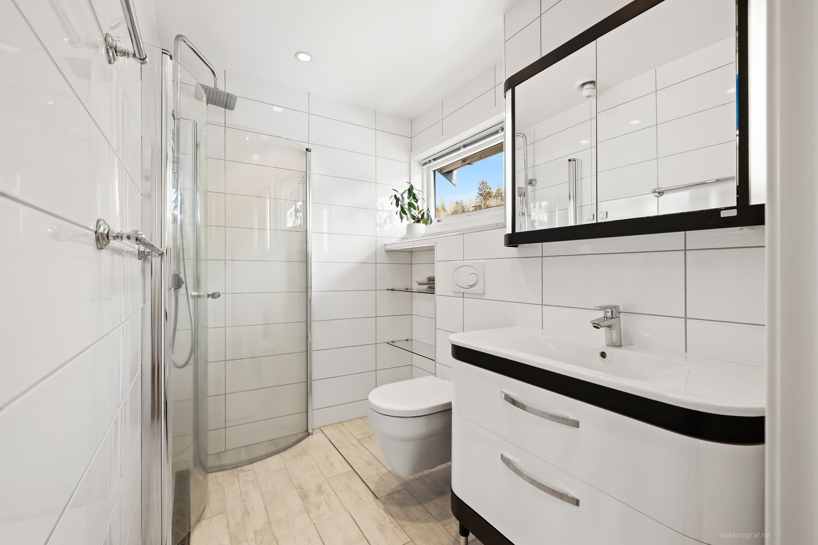 Pent og lyst bad fra 2013 med dusjhjørne som har foldedører av glass samt regnfallsdusj Galleribilde