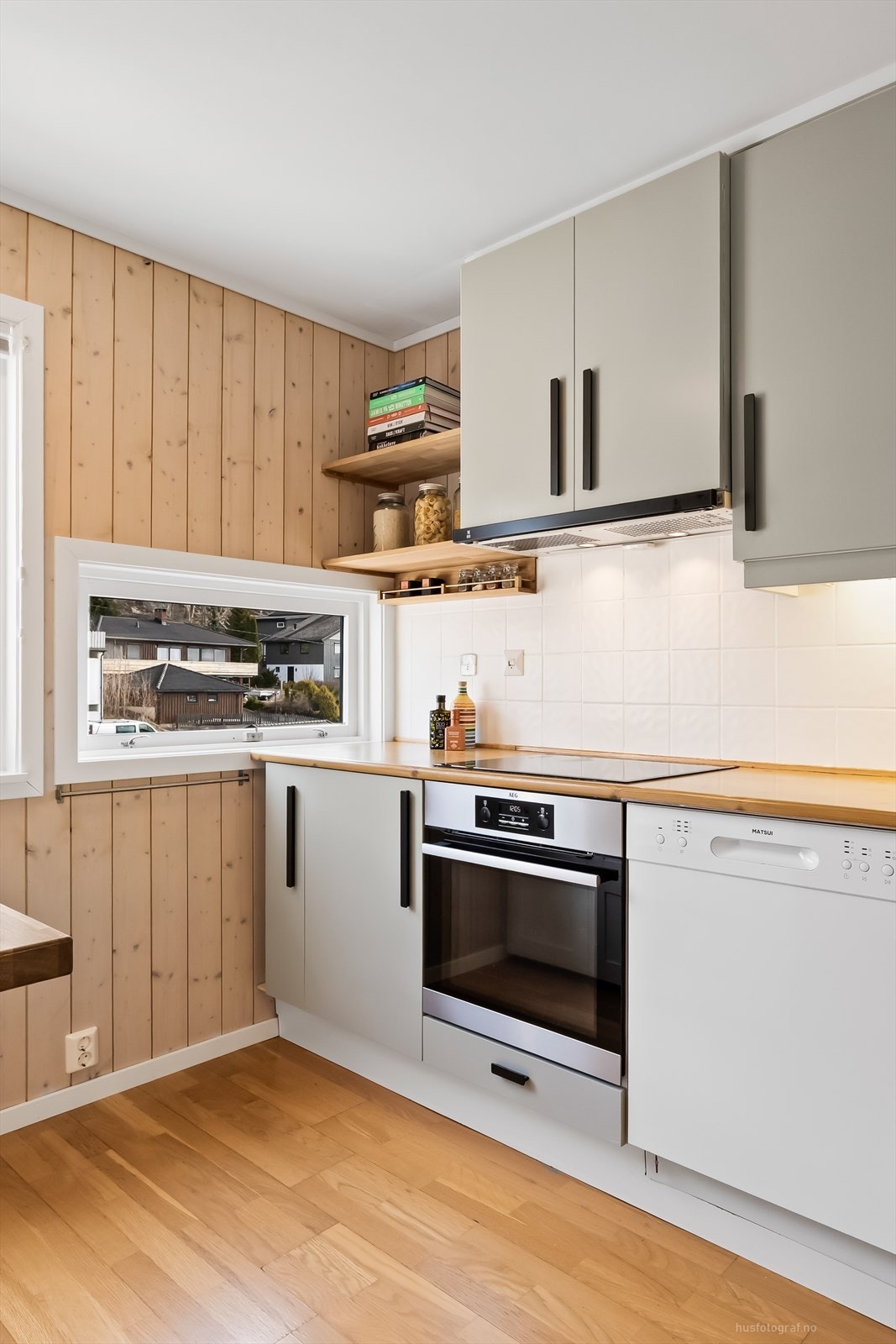 Skiftet kjøkkenfronter i 2021 (selvlagd, av vannfast MDF) Galleribilde