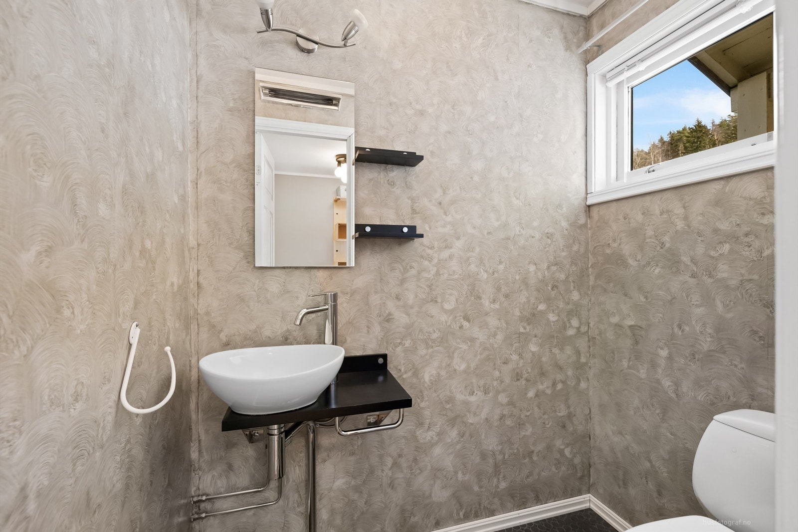 Praktisk ekstra wc-rom med toppmontert bolleservant og gulvstående toalett Galleribilde