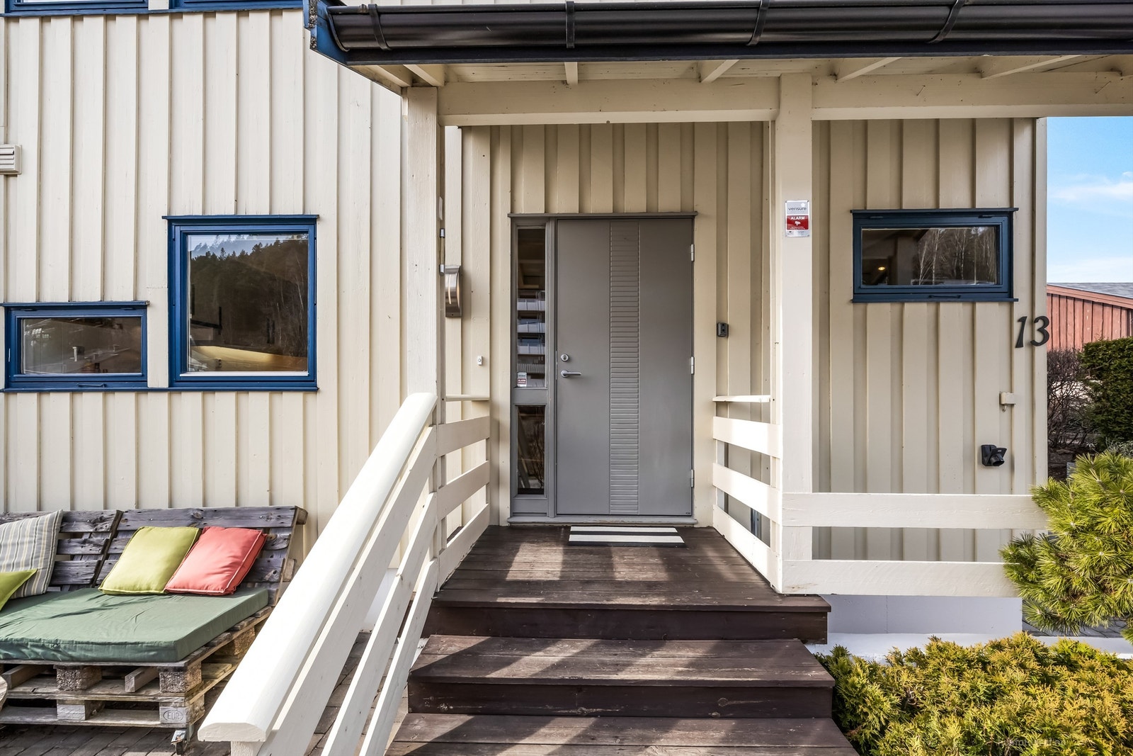 Det er også utvendig trappeadkomst ned til boligens kjeller - rett ved inngangspartiet Galleribilde