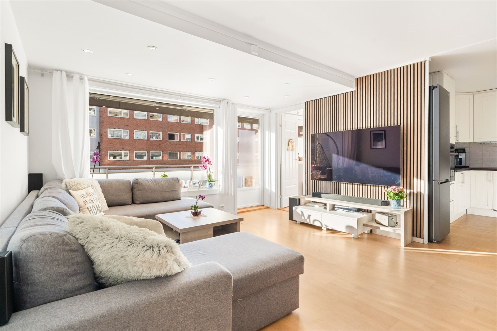 Stuen er av svært fin størrelse, med store vindusflater som slipper inn rikelig med naturlig lys. Galleribilde