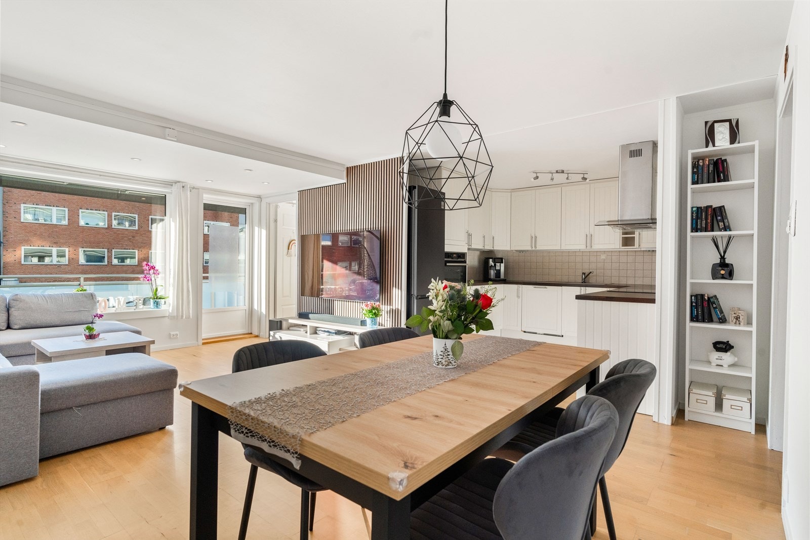 Knutepunktet mellom kjøkkenet og stuen er selvfølgelig det populære spiseområdet. Galleribilde