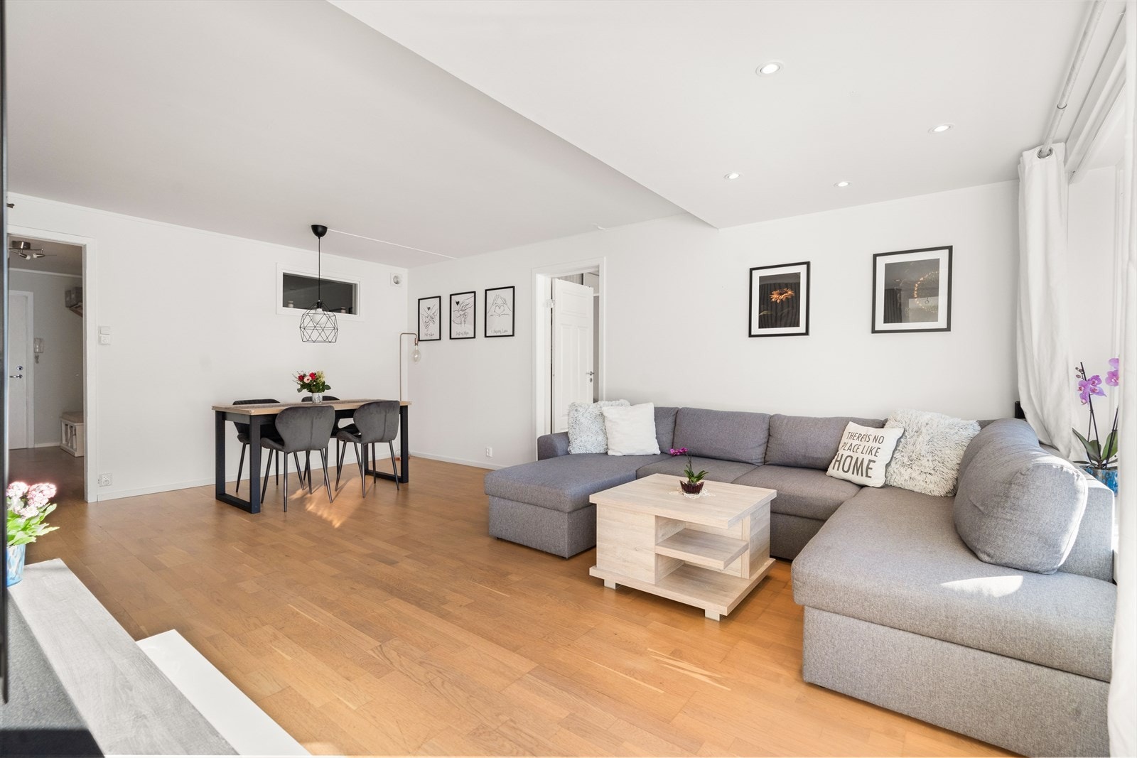 Rommet har god plass til sofaseksjon, tv-møbel og spisegruppe. Galleribilde