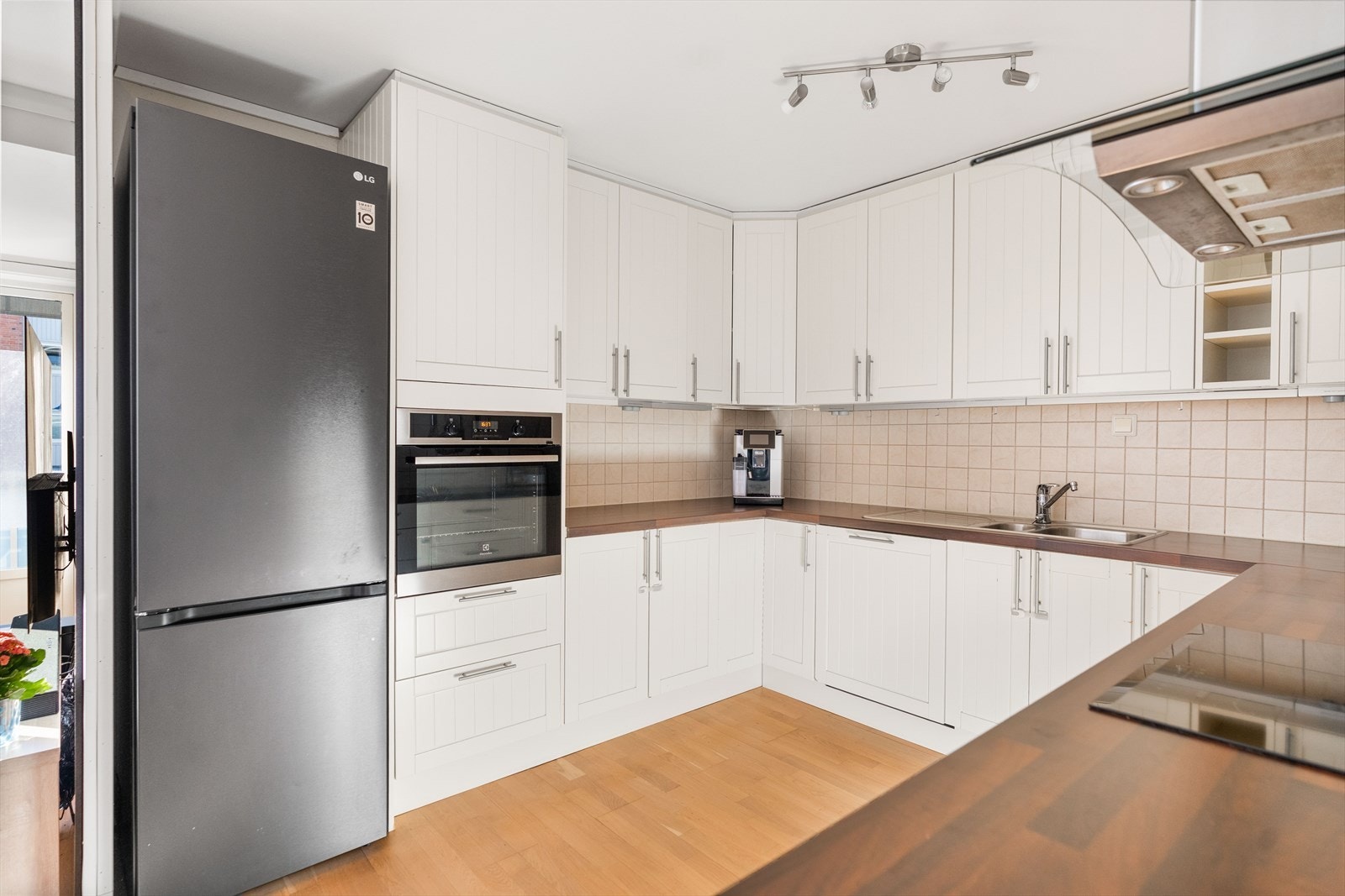 De fleste hvitevarer er integrert - kjøleskapet har egen nisje. Galleribilde