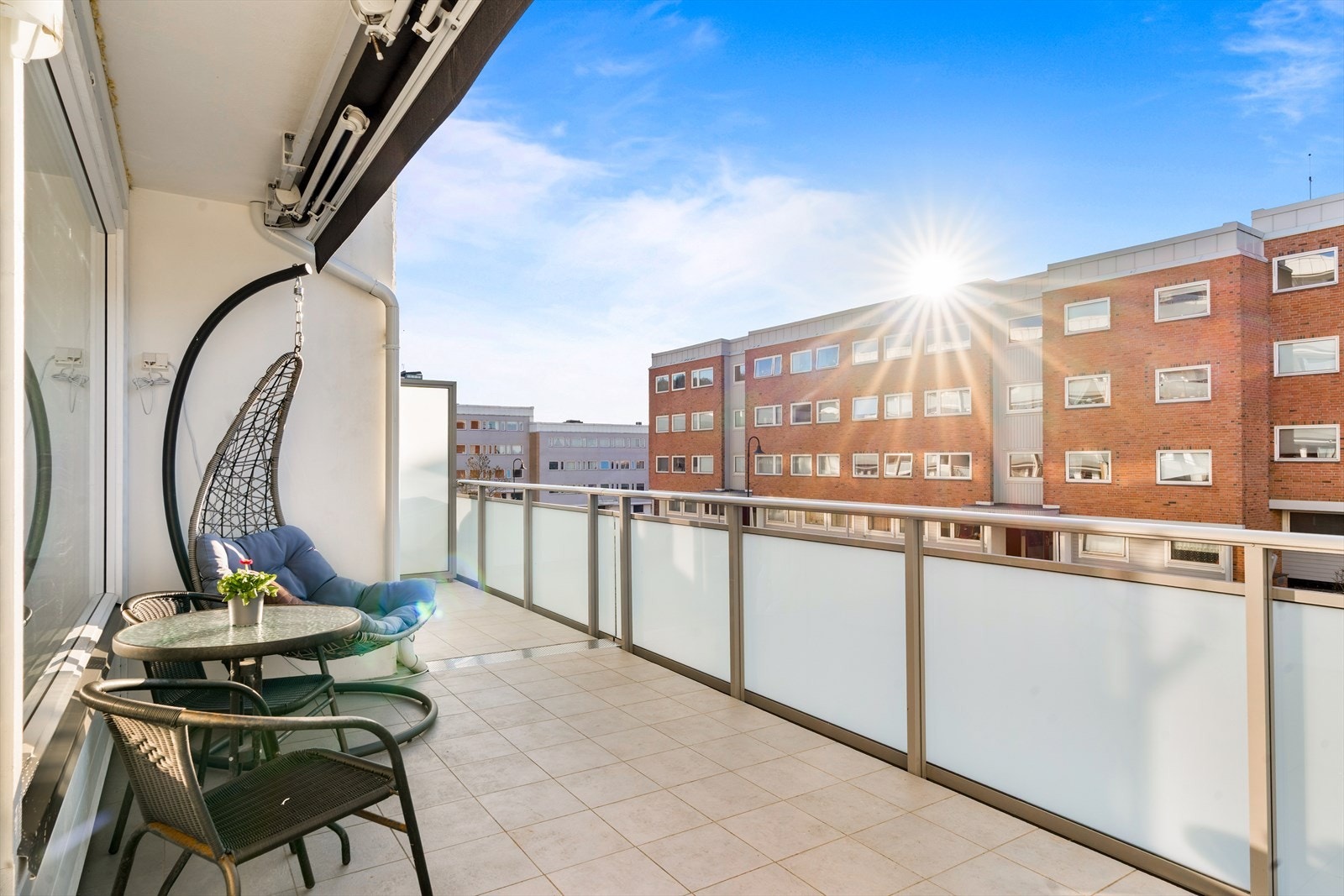 Fra balkongen har man gode solforhold og plass til flere sittegrupper, spisegruppe, grill m.m. Galleribilde