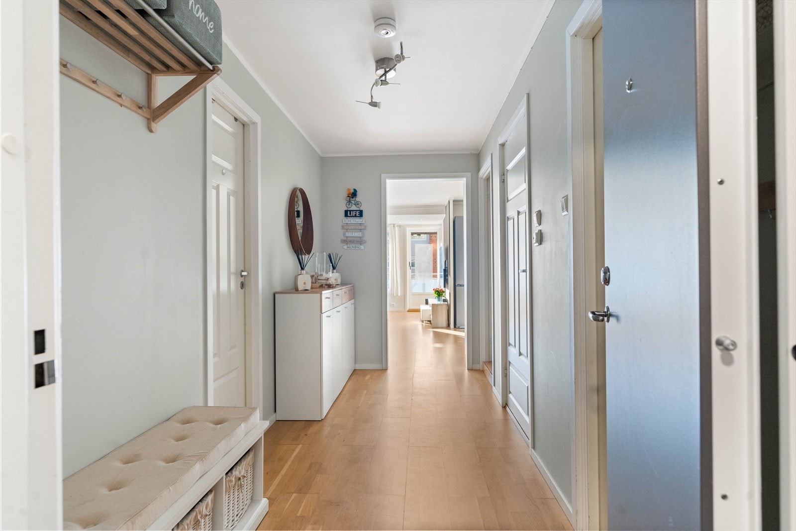 Innbydende og pen entré som gir et godt førsteinntrykk. For oppbevaring er det tilgang til en praktisk innvendig bod Galleribilde