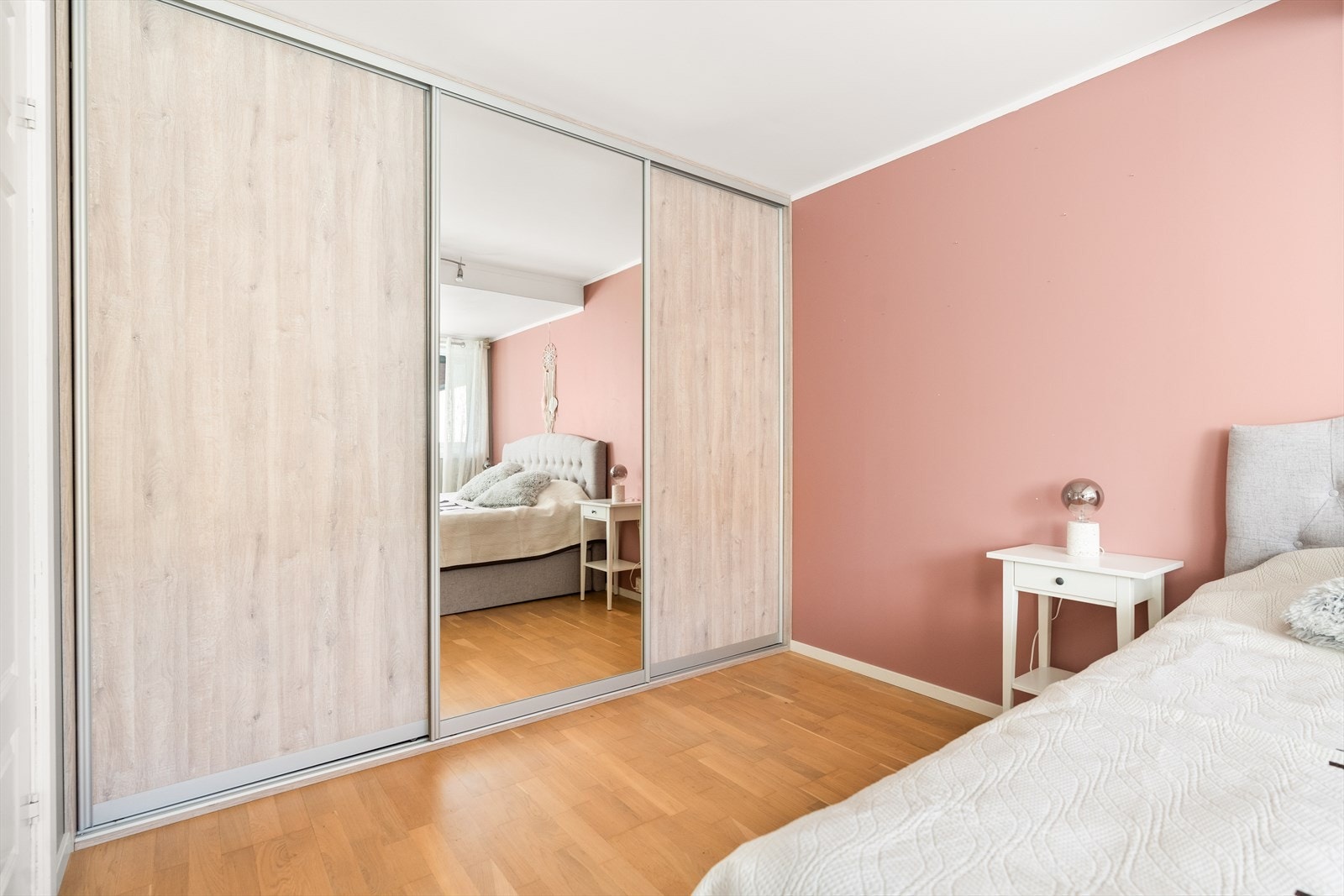 Stor skyvedørsgarderobe Galleribilde