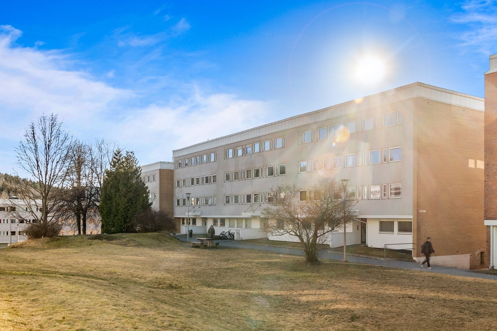 Svært barnevennlige fellesarealer med mye grønn plan mellom blokkene. Galleribilde