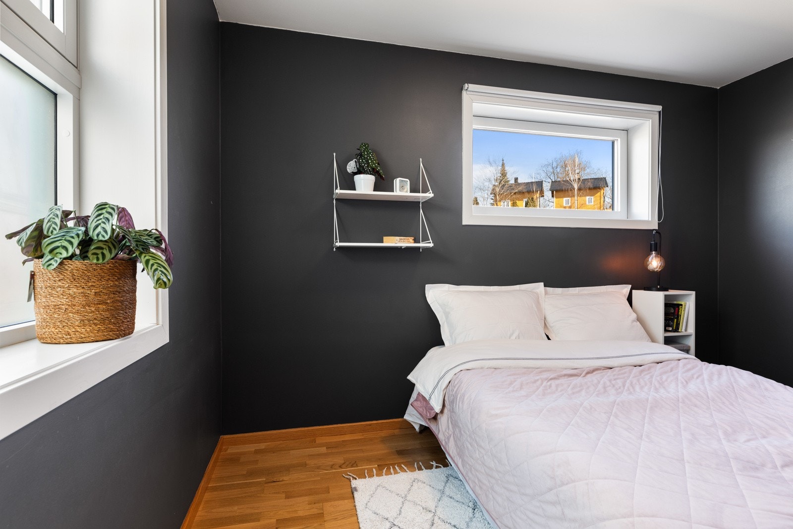 I leiligheten er det to soverom. Dette er soverom 1. Galleribilde