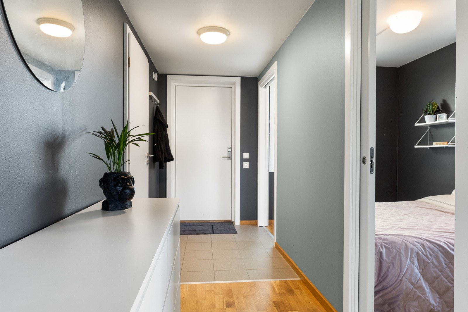 Entréen har fliser på gulv. Galleribilde
