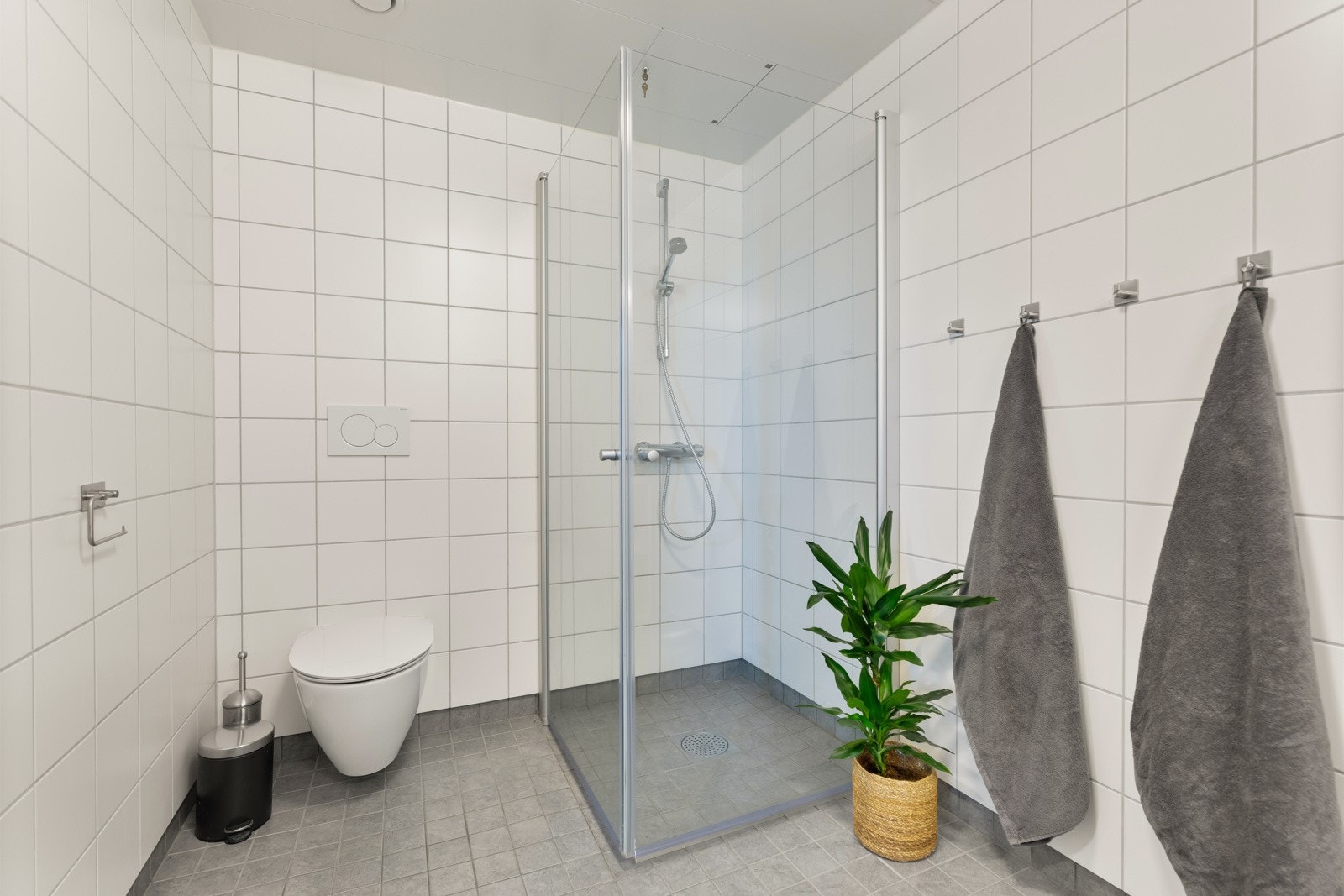 Det kombinert bad/vaskerommet har flislagte overflater. Galleribilde
