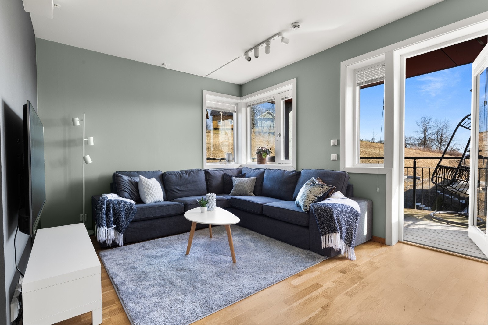 Fra stuen er det utgang til leilighetens terrasse. Galleribilde