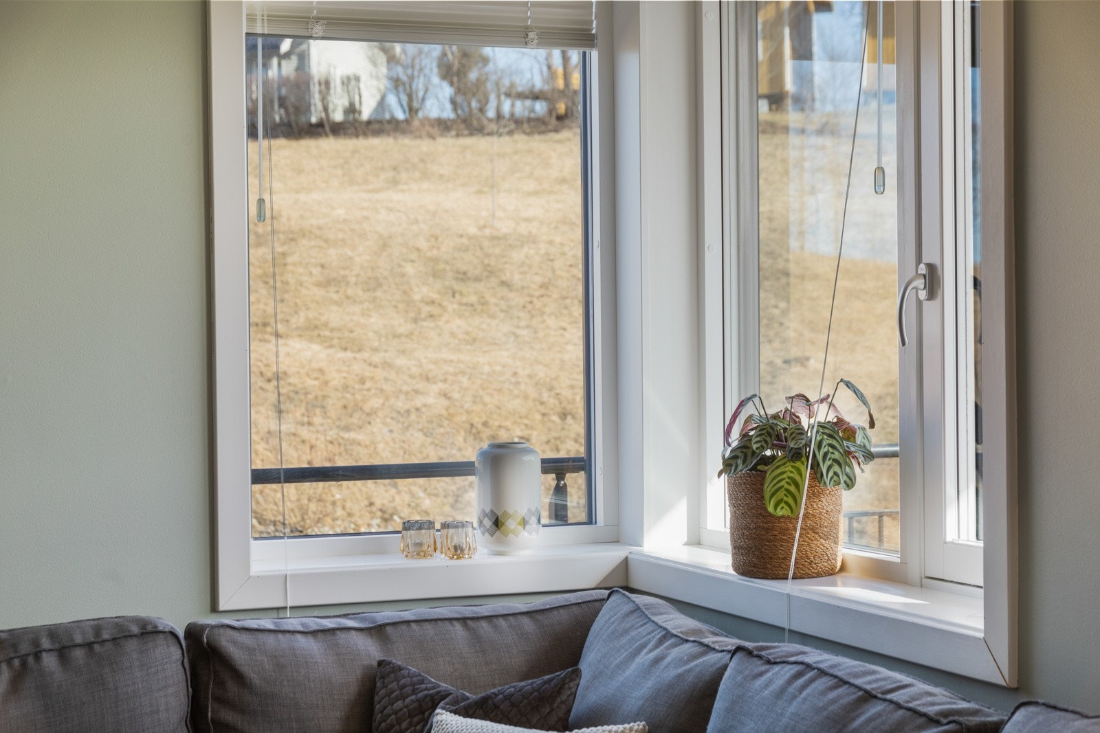 Stuen har flere vinduer som slipper inn mye naturlig lys. Galleribilde