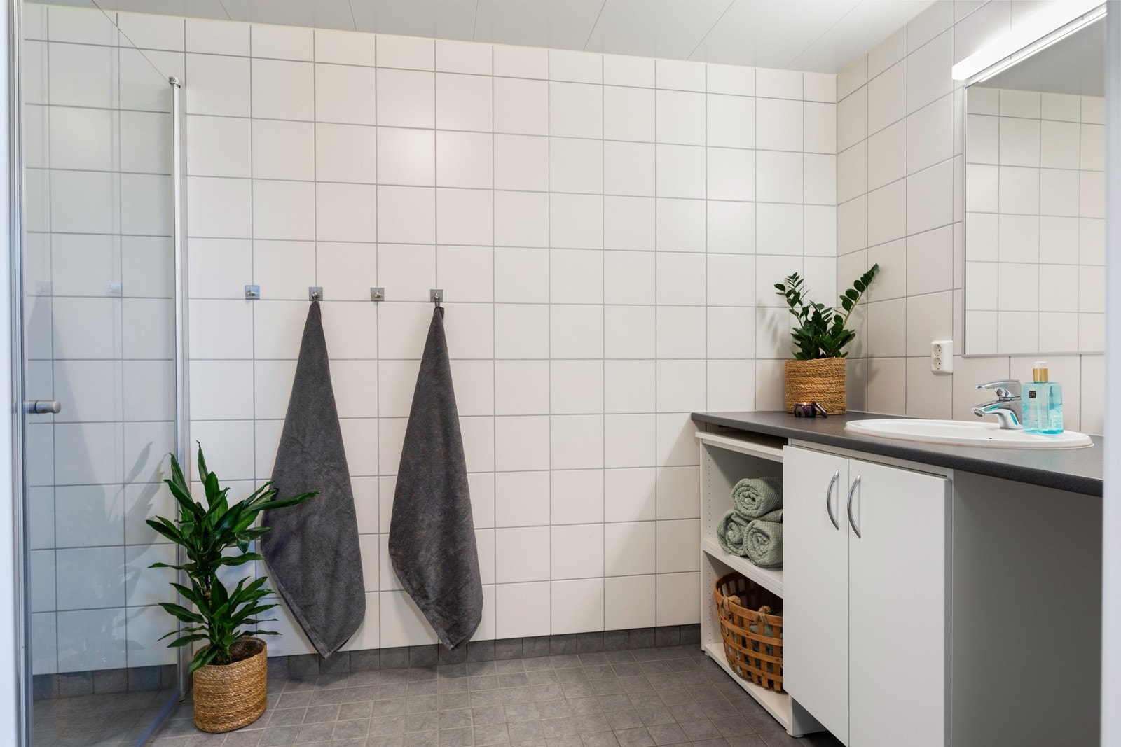 Baderomsinnredningen har malte fronter og laminat benkeplate med nedfelt servant. Galleribilde