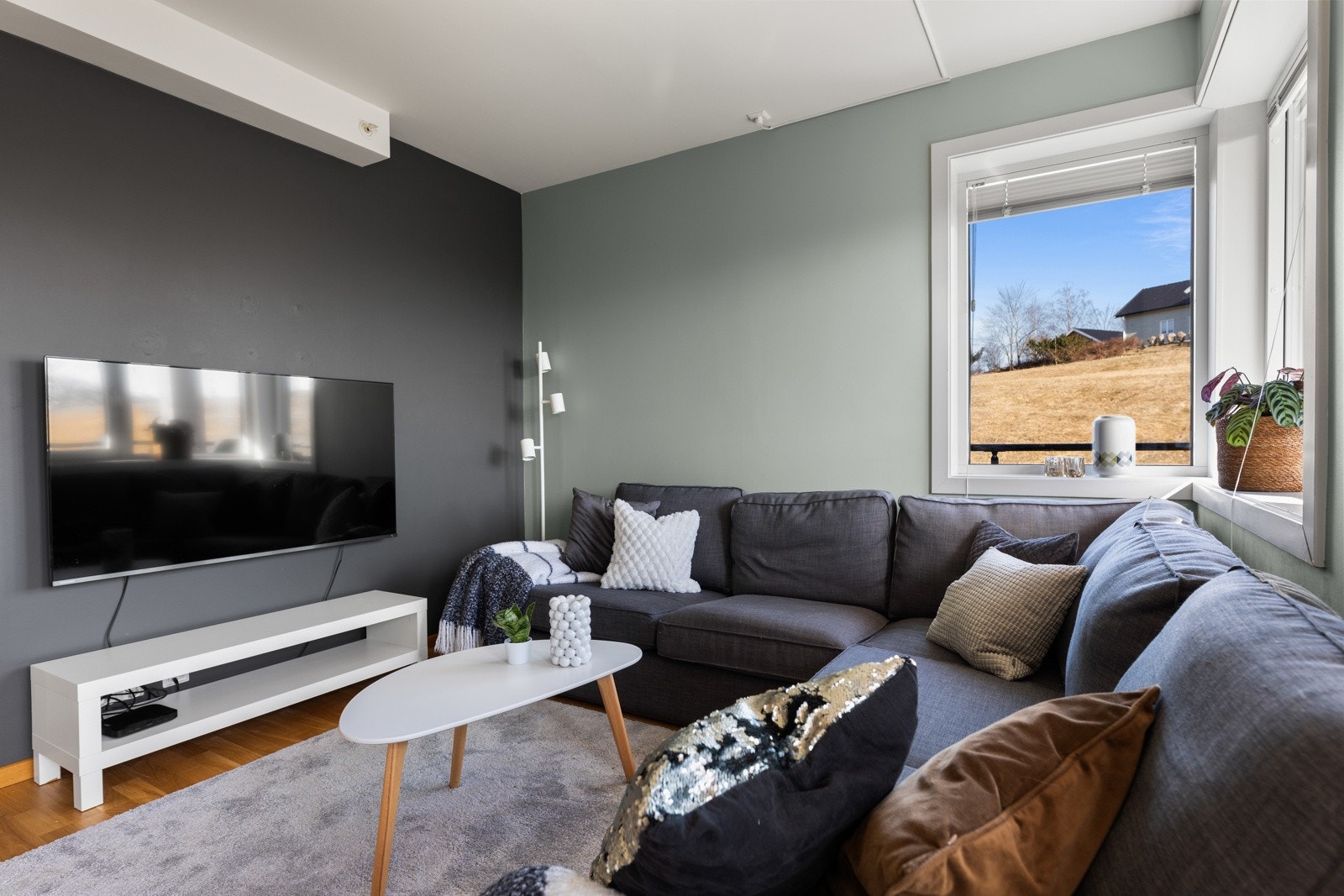 I rommet er det plass til både en sofagruppe med tilhørende tv-møblement, samt en spisestue. Galleribilde