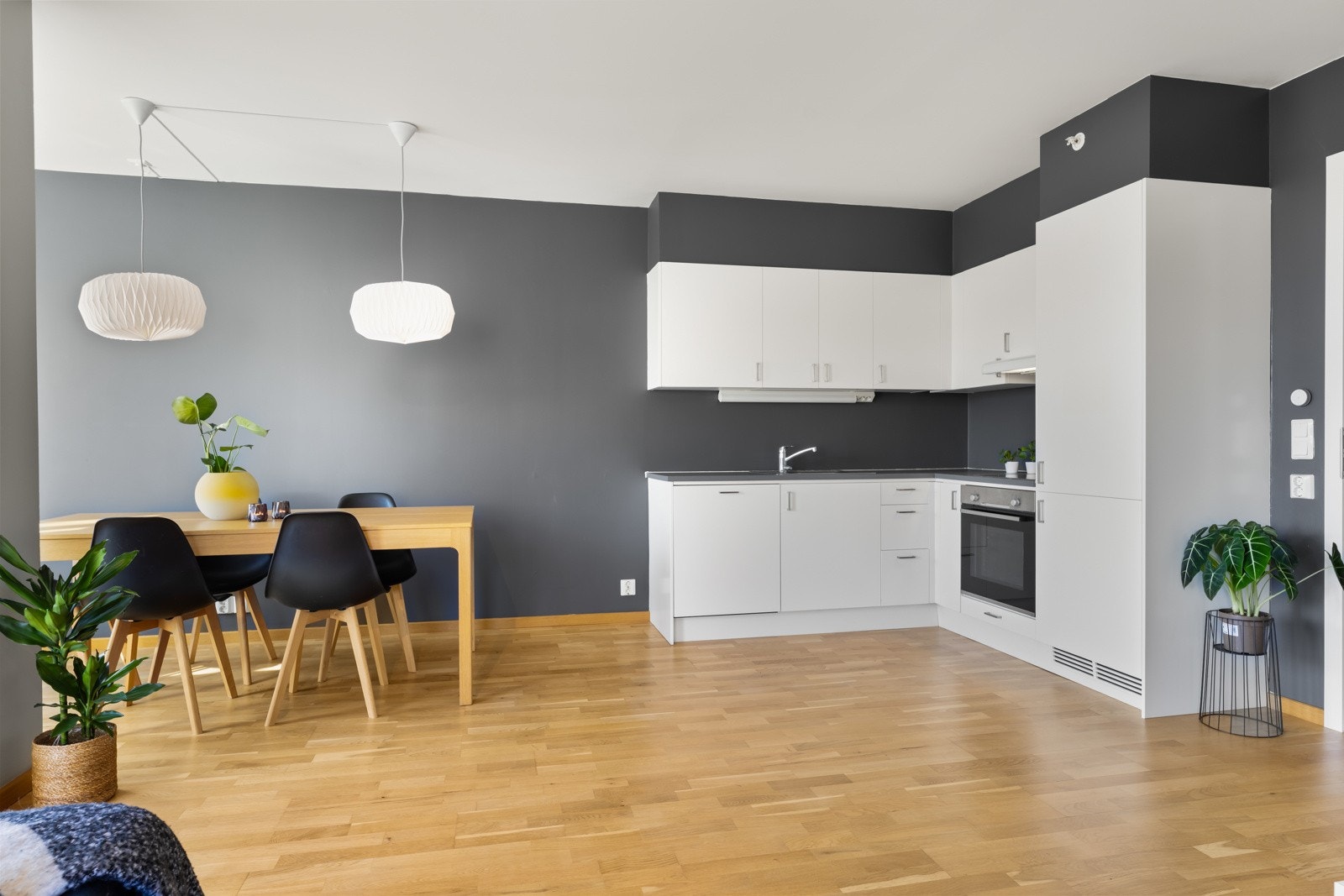 Kjøkkeninnredningen har malte fronter, laminat benkeplater, oppvaskkum, ventilator, belysning under overskap, integrert kjøl/fryseskap, oppvaskmaskin, stekeovn og keramisk platetopp. Galleribilde