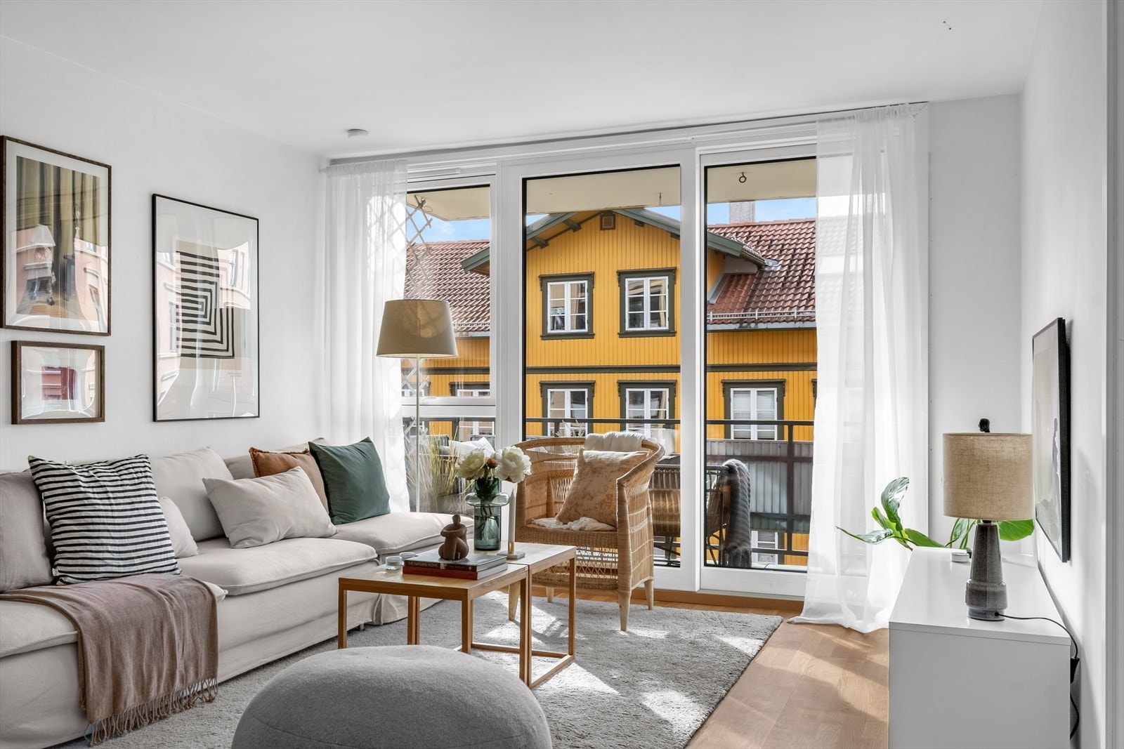 Verandadøren skaper en sømløs overgang til boligens balkong. Galleribilde