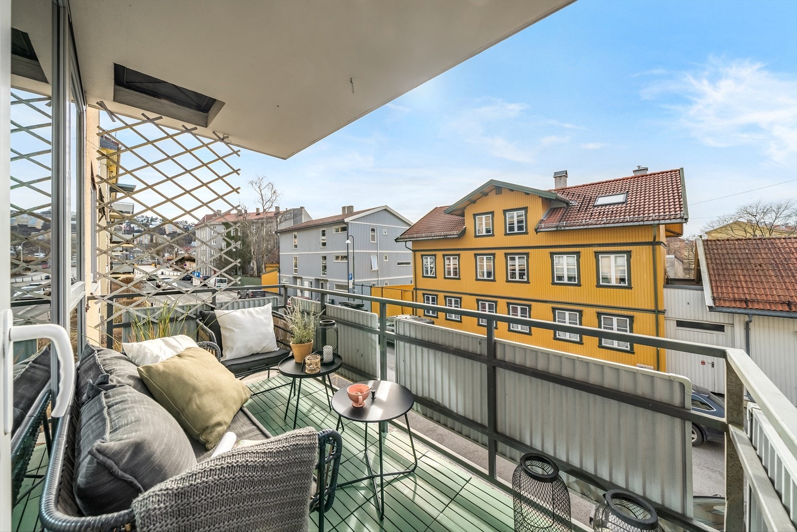 Fra stuen er det utgang til en overbygget sydvestvendt balkong på ca. 5 m², som skaper en fin forlengelse av stuen på sommerstid. Galleribilde