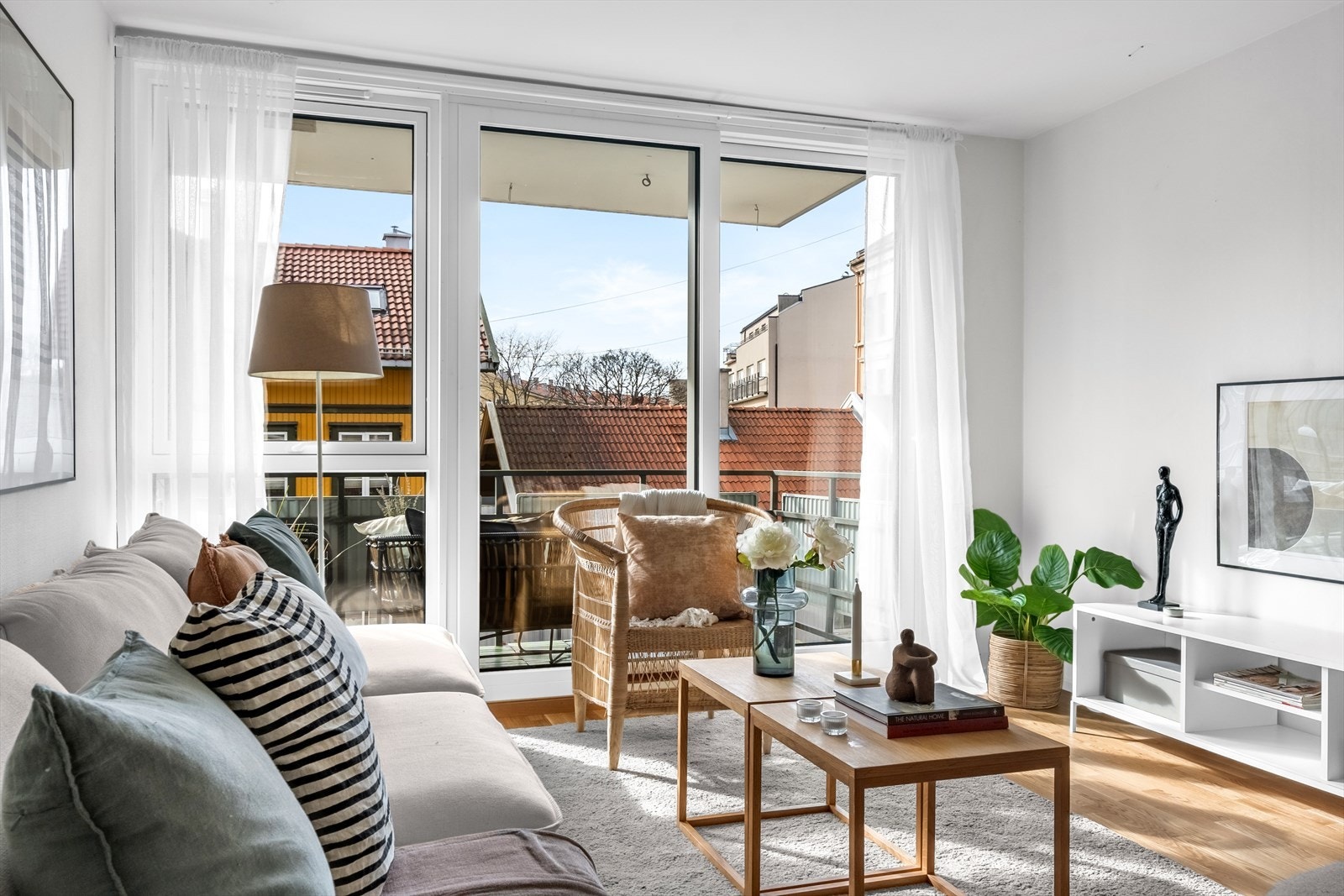 Stuen har rikelig med naturlig lysinnslipp fra de store vinduene. Galleribilde