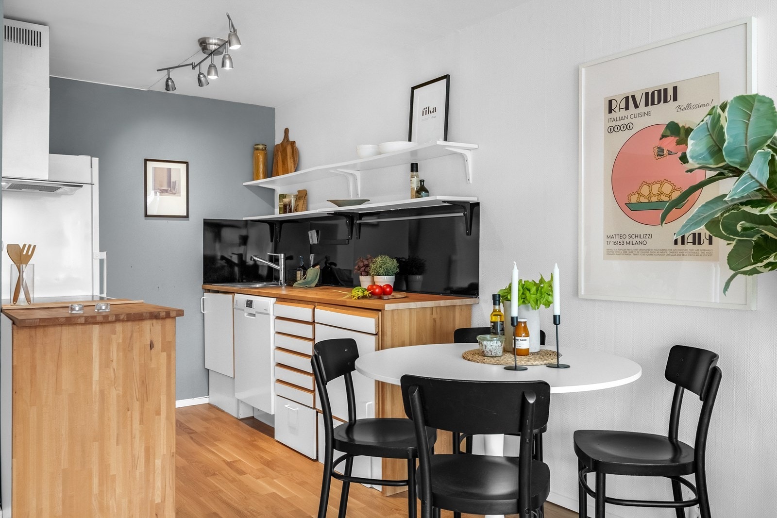 God plass til spisebord og kontakt med middagsgjestene. Galleribilde