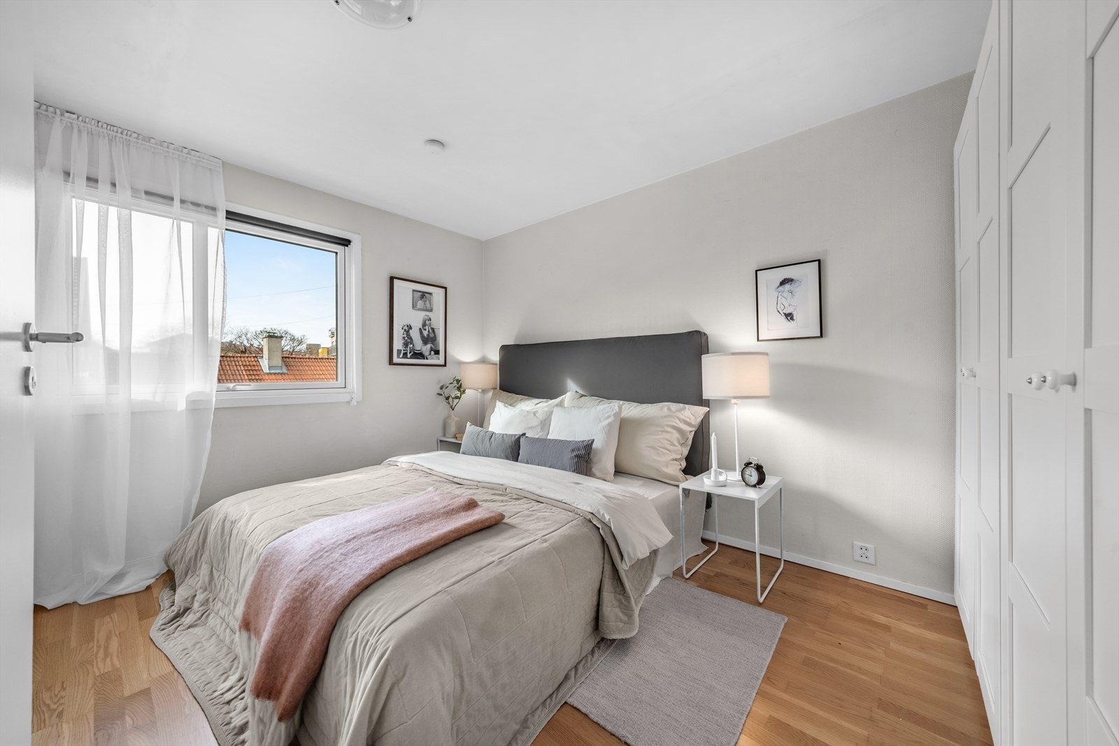 Et innbydende soverom med god romfølelse. God plass til dobbeltseng og nattbord. Galleribilde