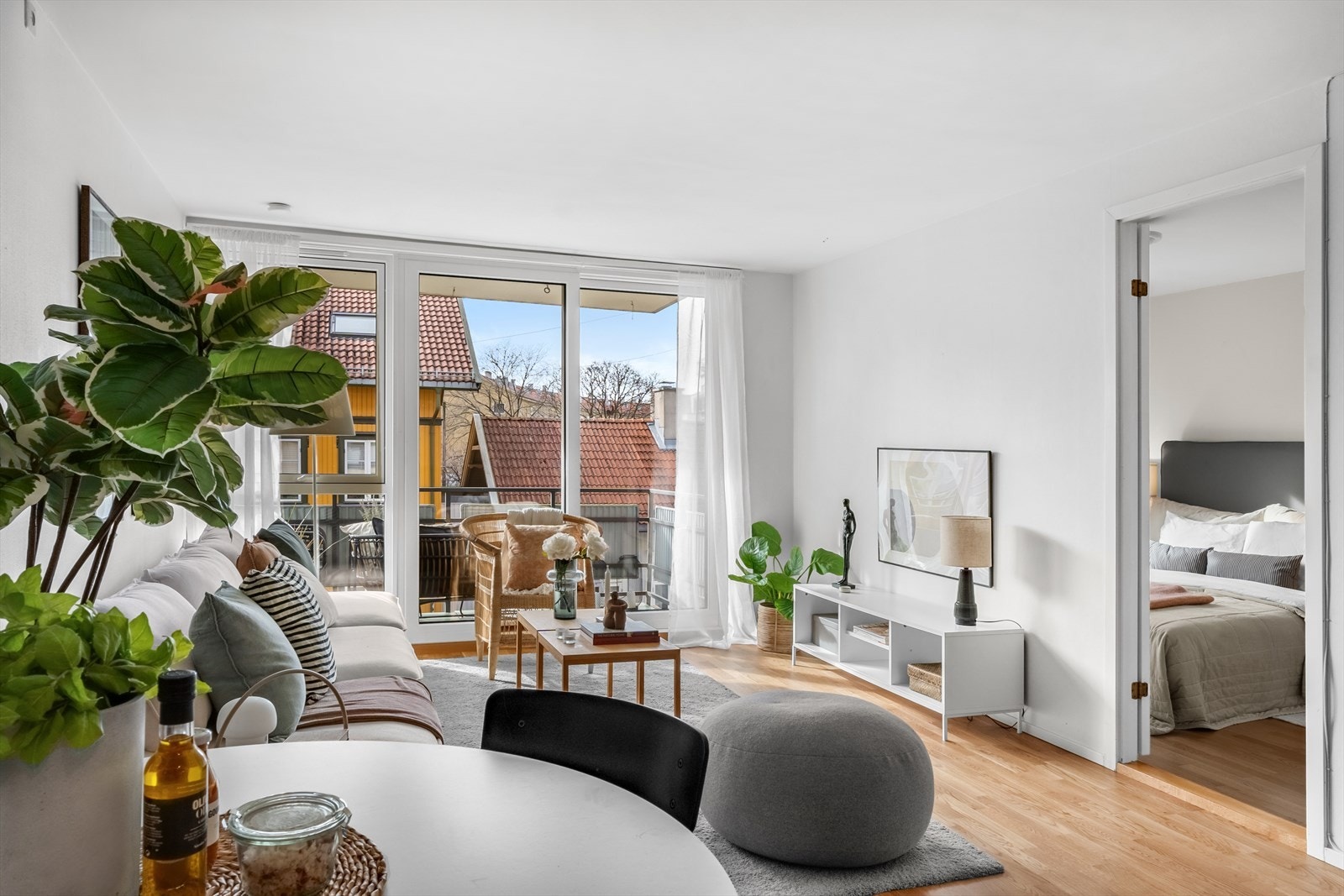 Stuen og soverommet er naturlig adskilt samtidig som det er en fin flyt mellom rommene. Galleribilde