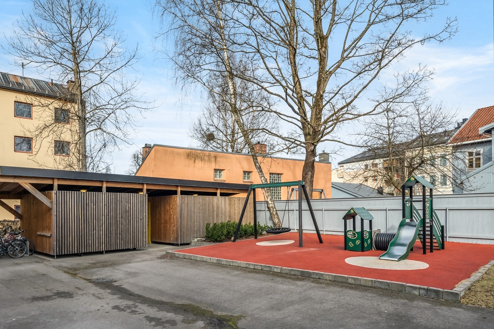 Borettslaget har en hyggelig felles uteplass med lekeområde for de minste. Galleribilde